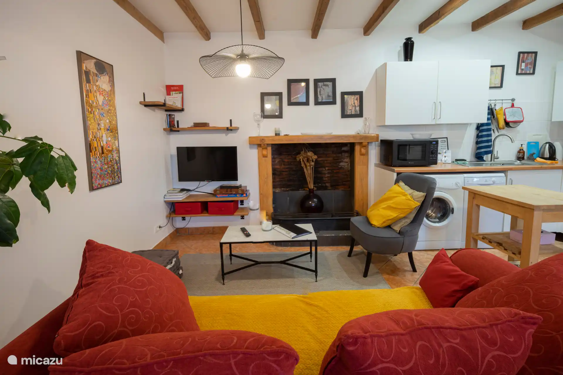 Sofa, Sessel und Fernseher