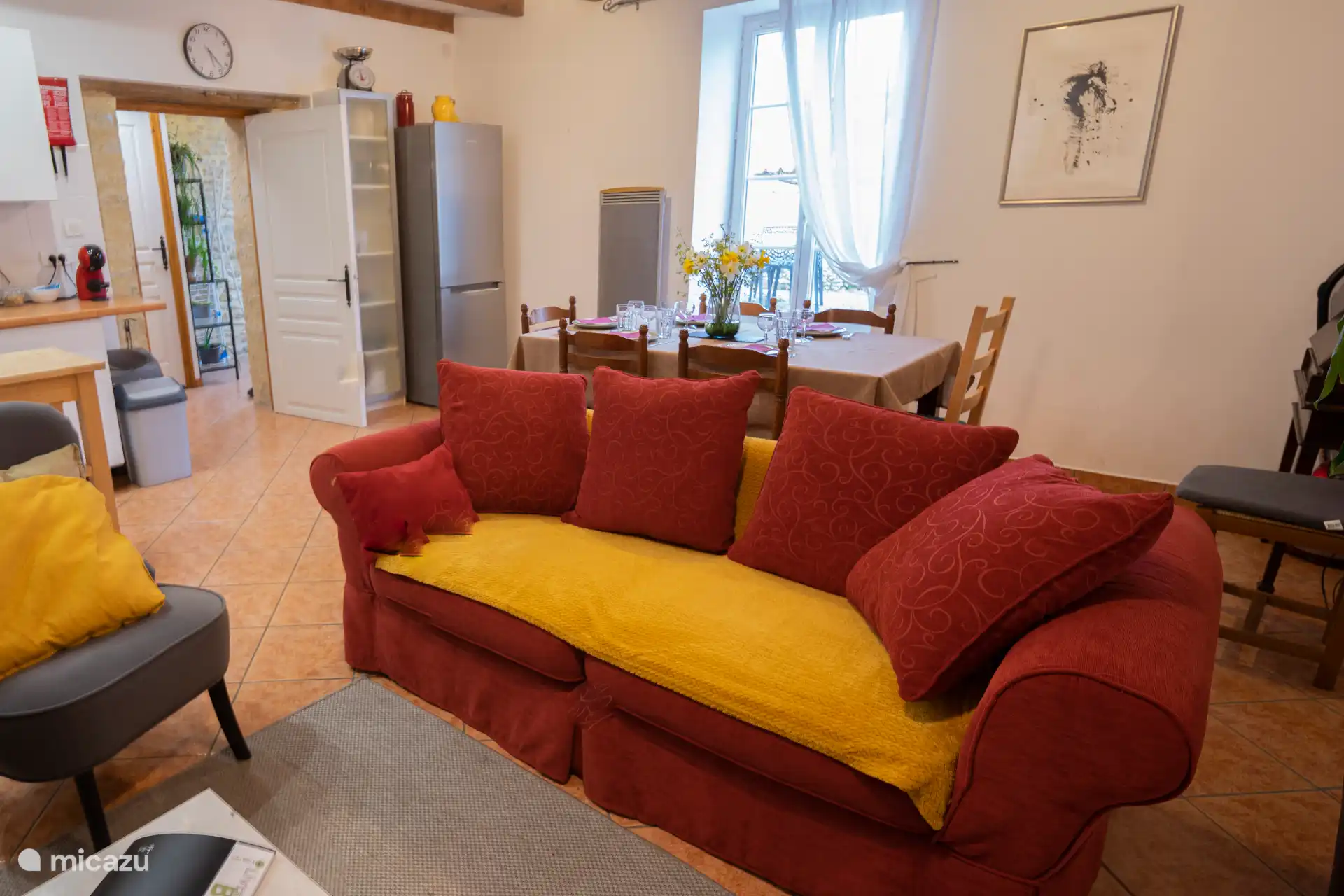 Sofa, Sessel und Fernseher