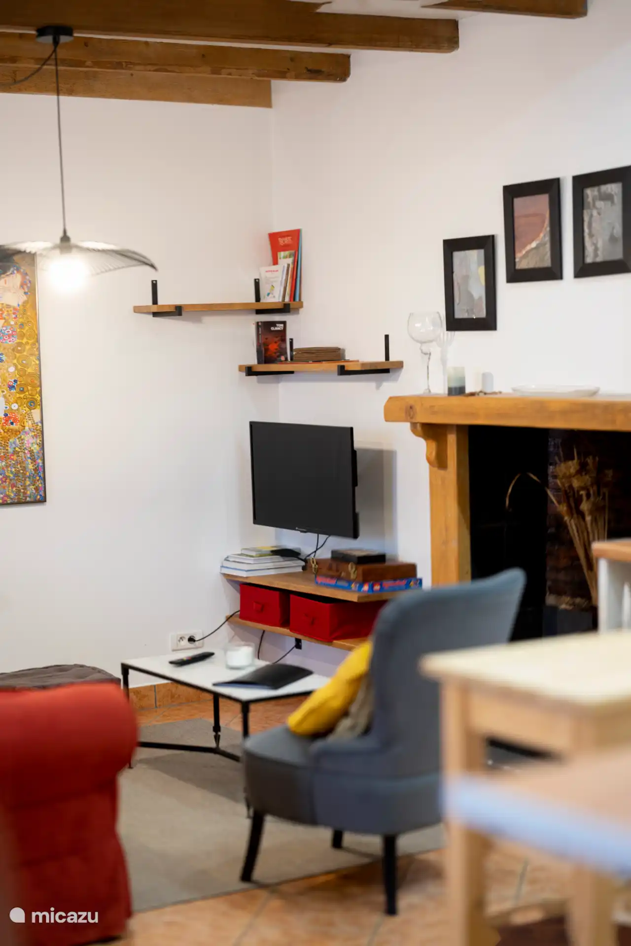 Sofa, Sessel und Fernseher