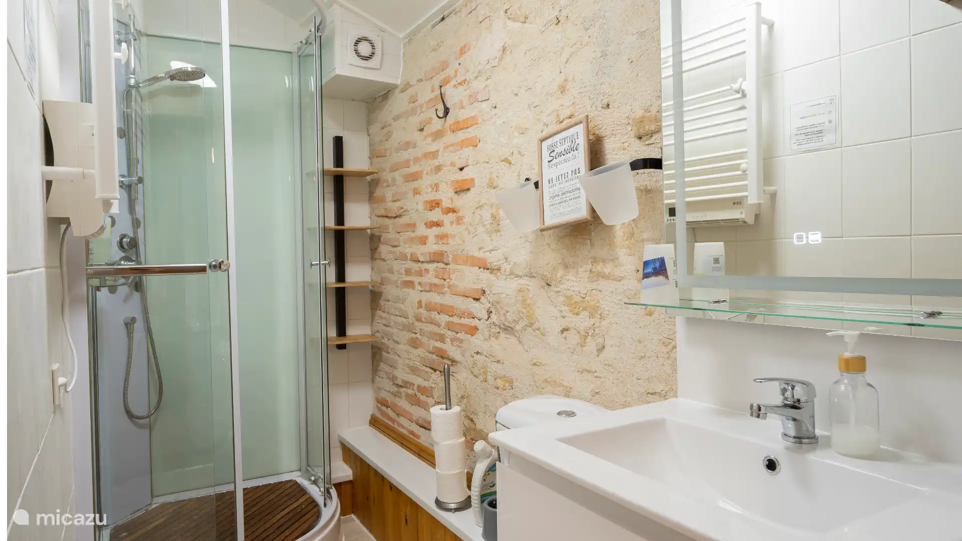 Badezimmer mit Dusche und Toilette