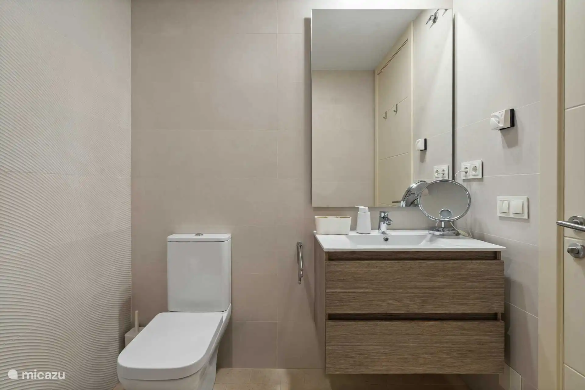 Gasten badkamer met toilet