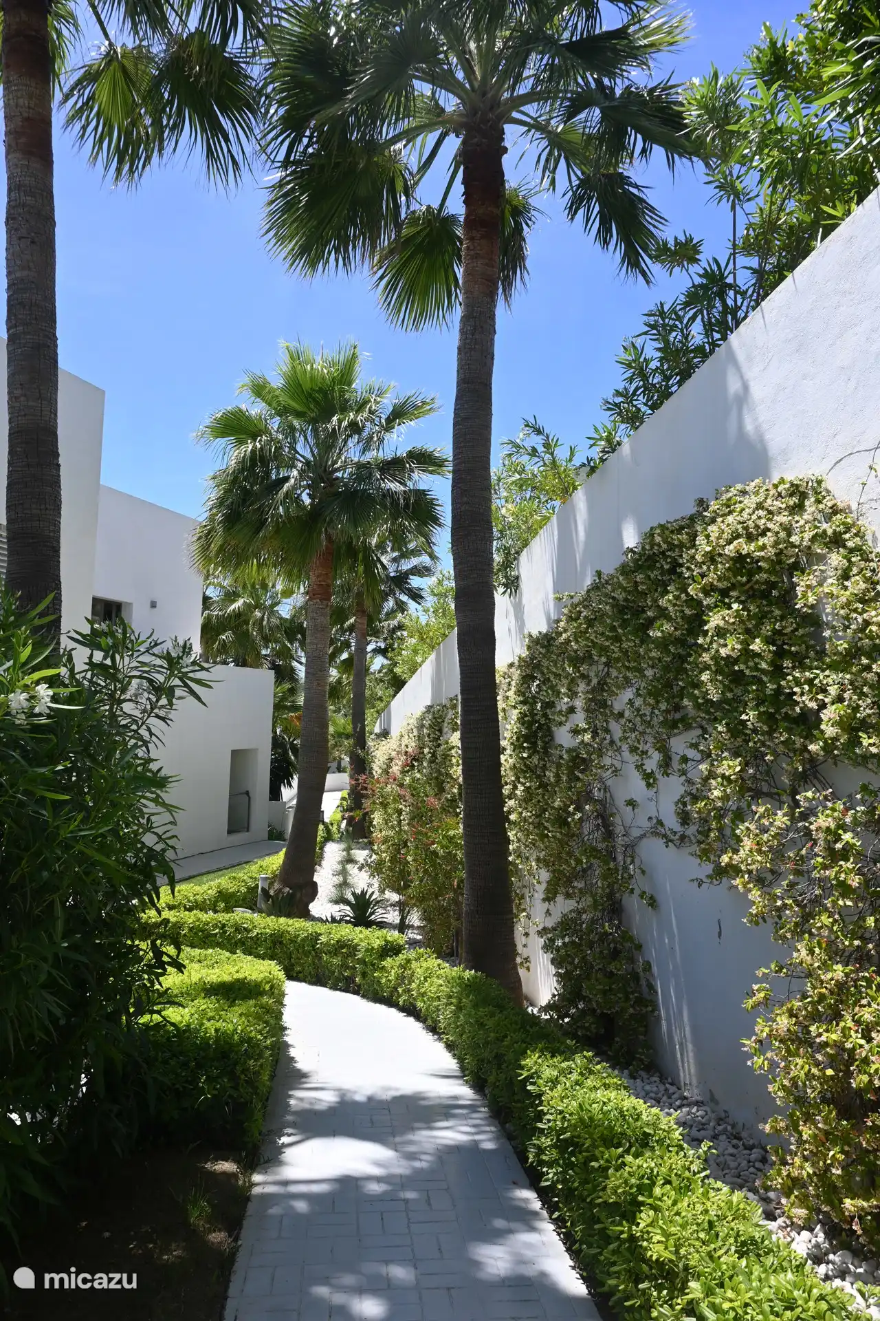 El jardín es precioso y está bien cuidado