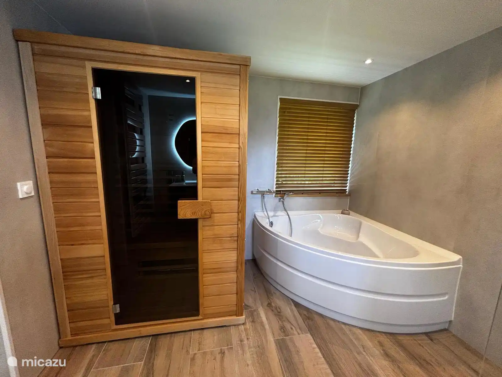 Baño encantador con bañera y sauna