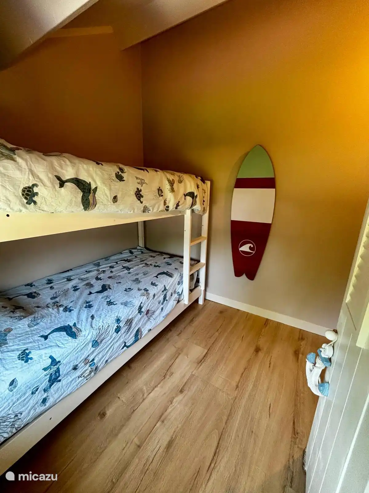 Dormitorio infantil, litera y armario
