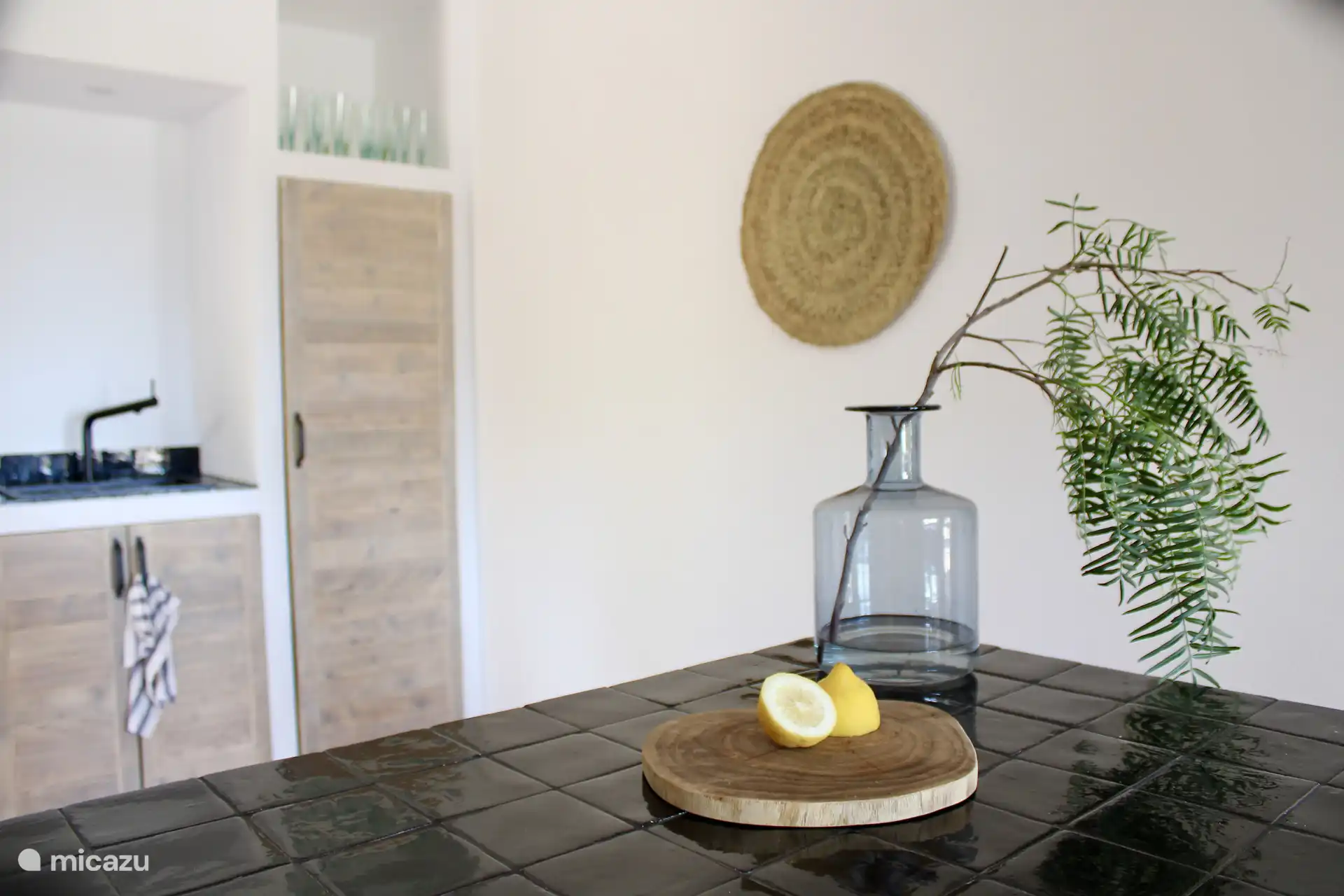 La villa está completamente amueblada en un ambiente elegante al estilo de Ibiza, donde la luz, la tranquilidad y los materiales naturales se combinan para crear un conjunto relajante.