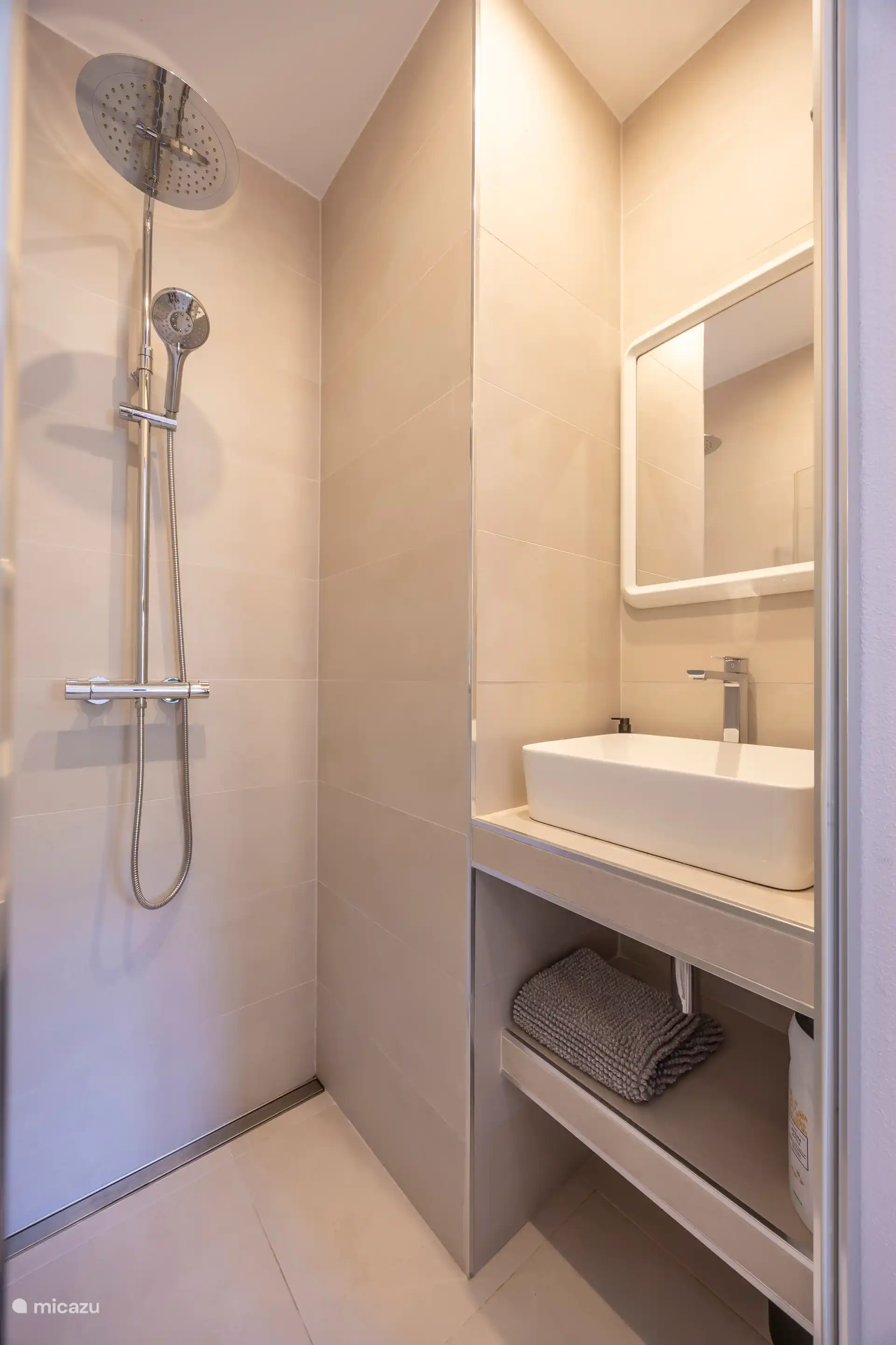 Eigenes Badezimmer mit Dusche und Waschbecken.