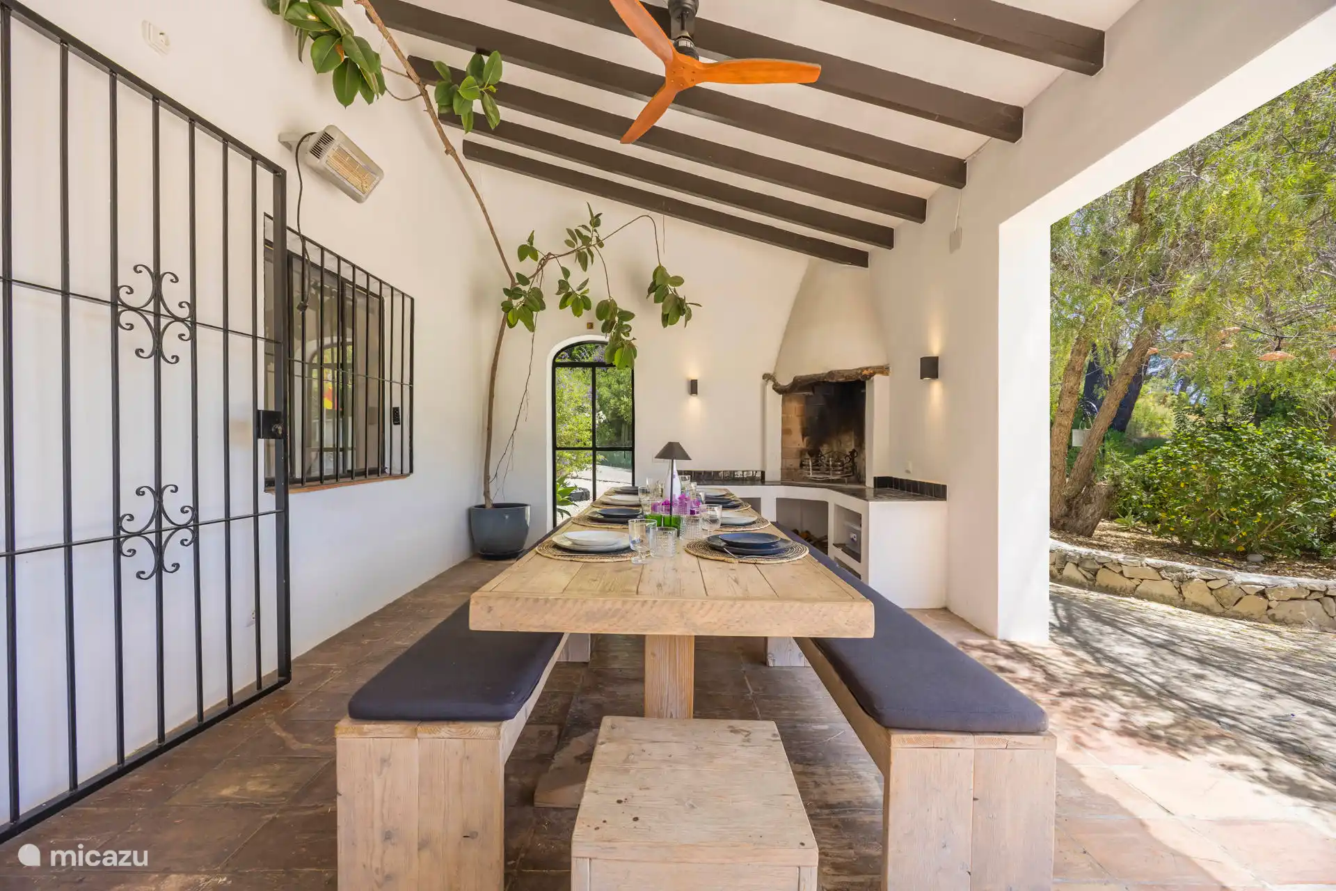 Und genieße lange Sommerabende auf deiner eigenen Finca.