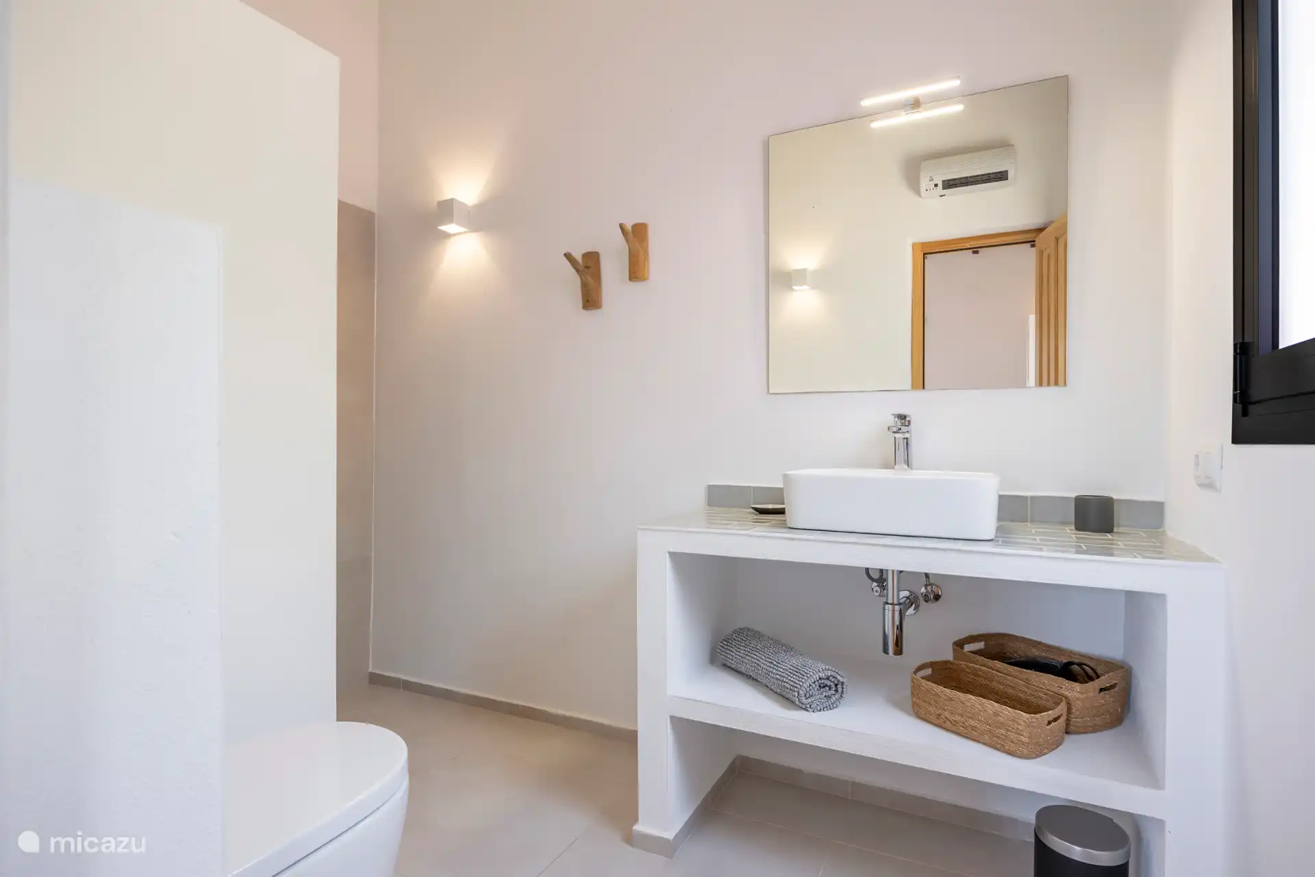 Eigenes Badezimmer mit Dusche, Waschbecken und Toilette. 