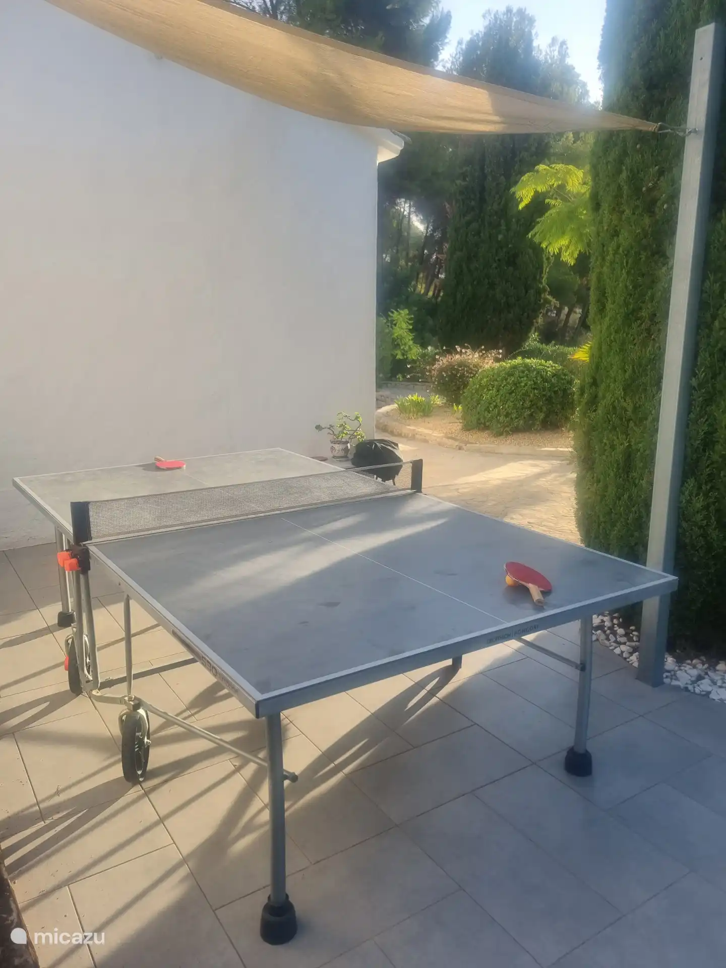 Y para esos momentos lúdicos, hay una mesa de ping-pong y una pista de pétanque.