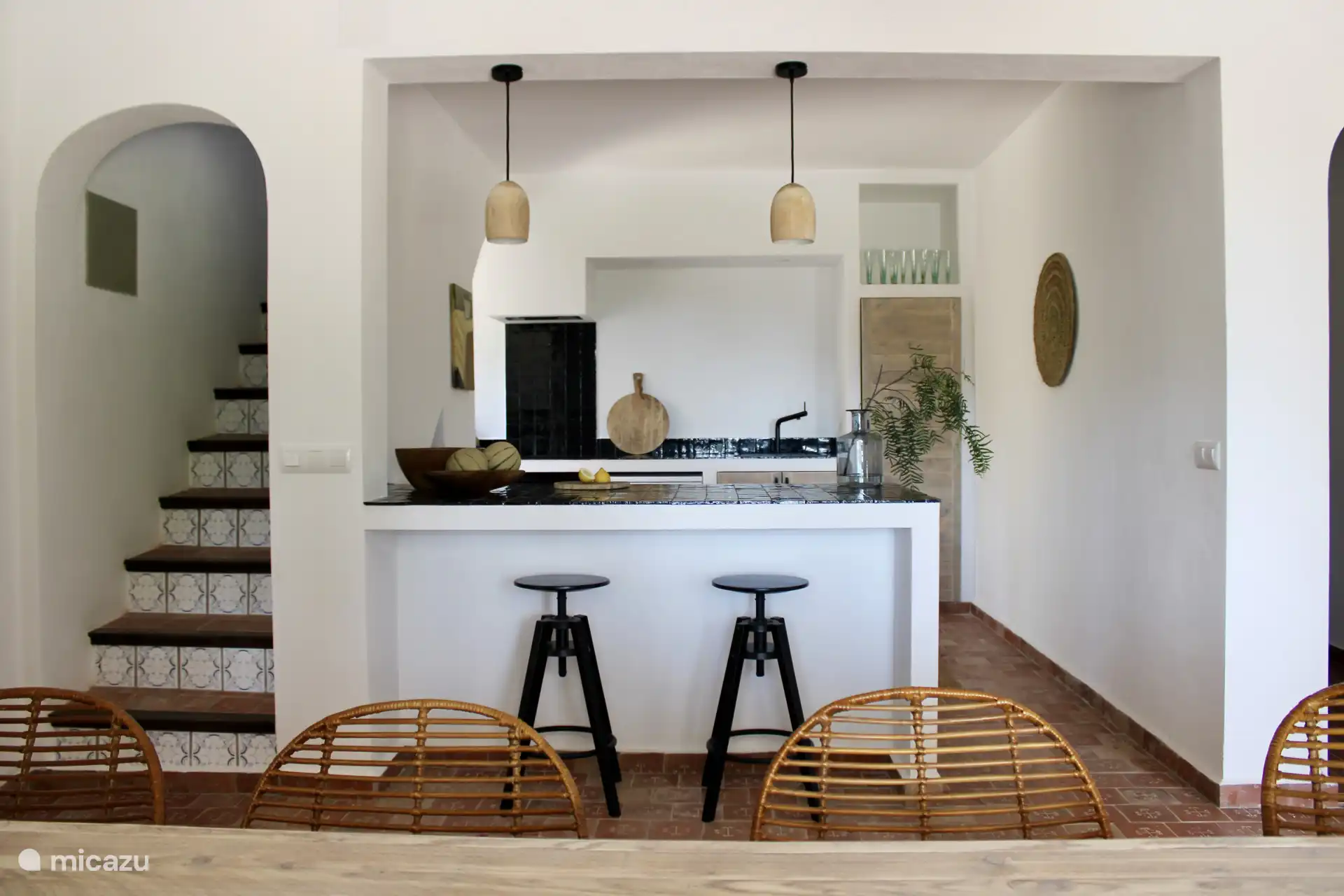 En la planta baja, la espaciosa cocina es el corazón de la casa.