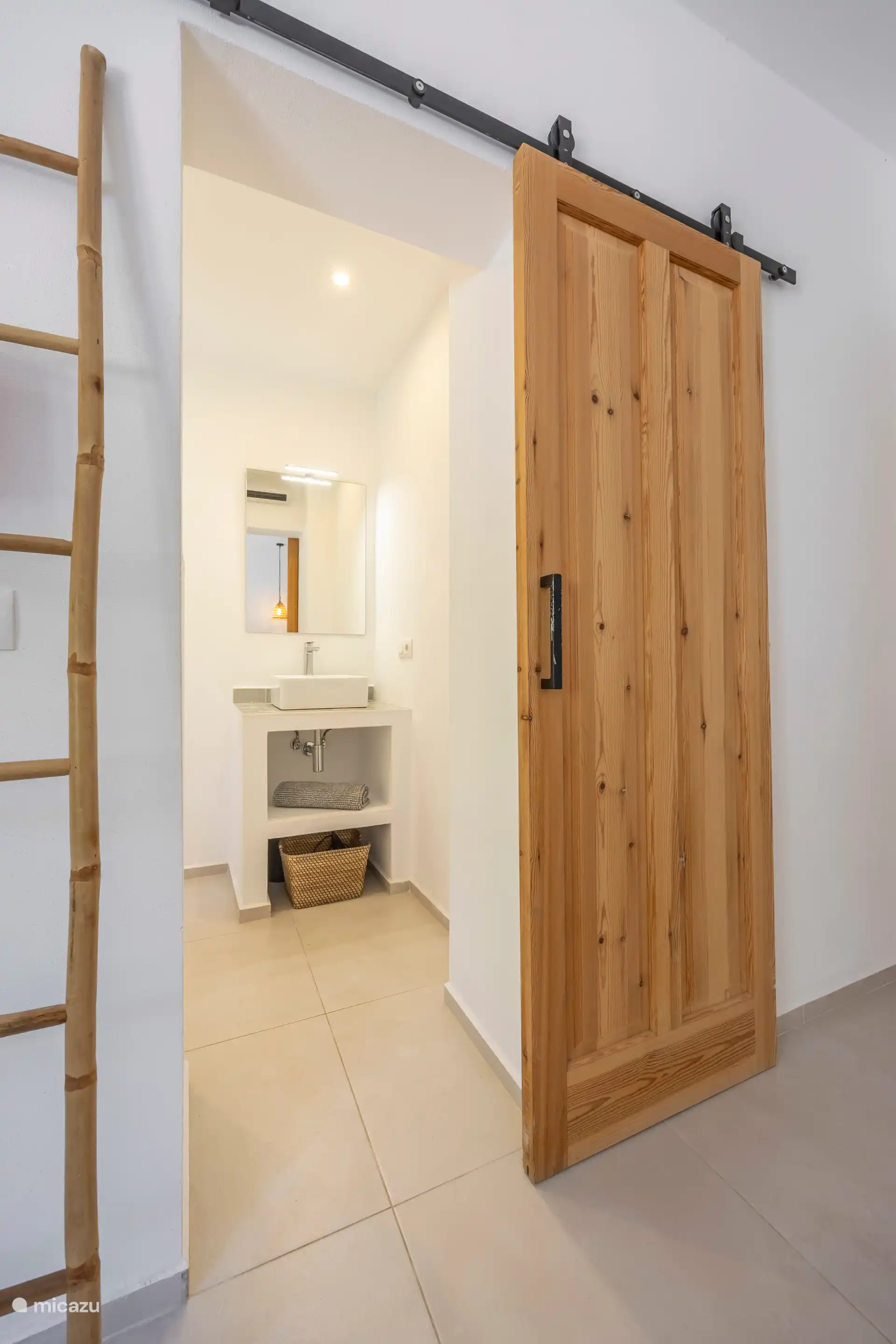 Eigenes Badezimmer mit Dusche, Waschbecken und Toilette. 