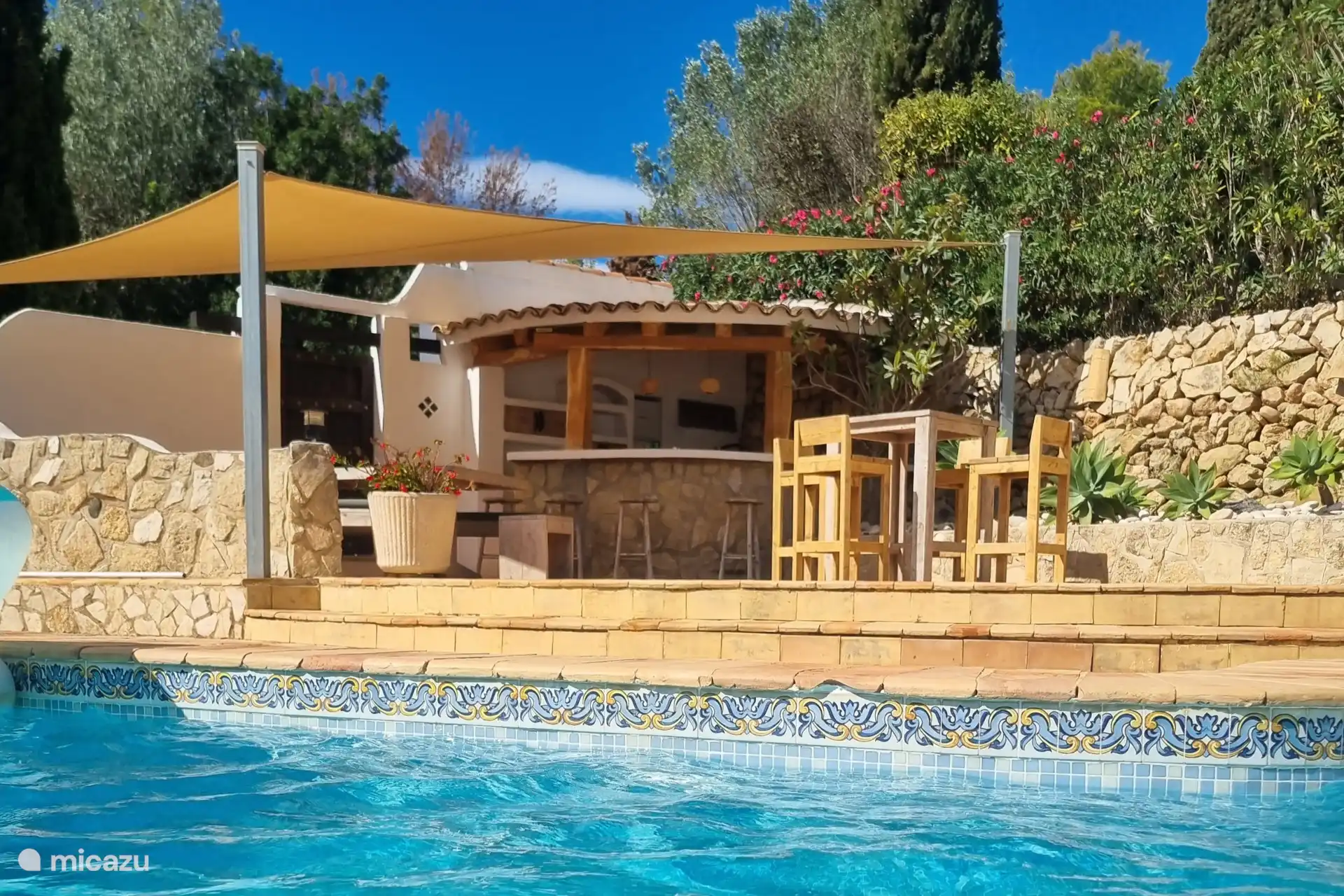 Con una piscina privada y tu propio bar en la piscina, sin duda pasarás el día.
