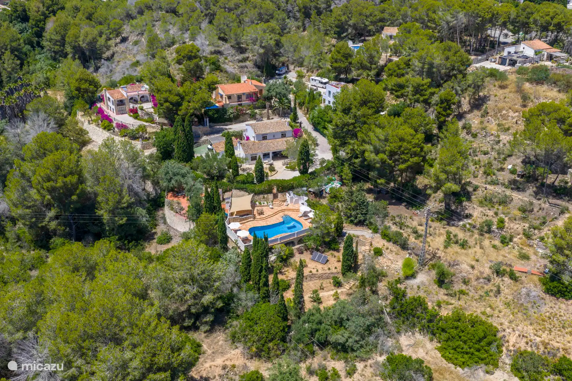 Das etwa 2.400 m² große Gelände wirkt wie eine grüne Oase des Friedens, mit viel Privatsphäre, Meerblick und dem Duft der mediterranen Natur.