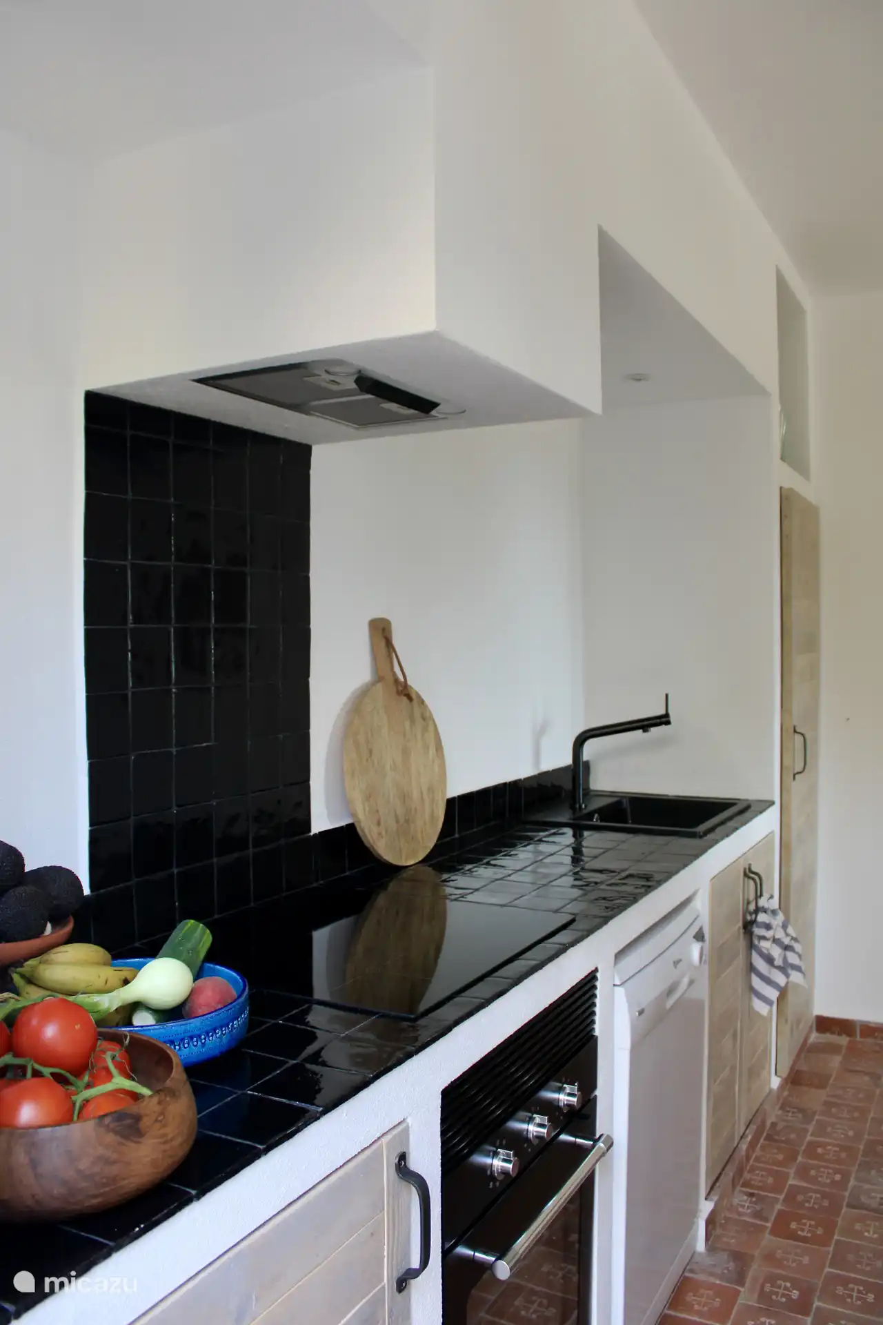Cocina totalmente equipada que incluye horno, nevera, congelador y máquina de espresso.