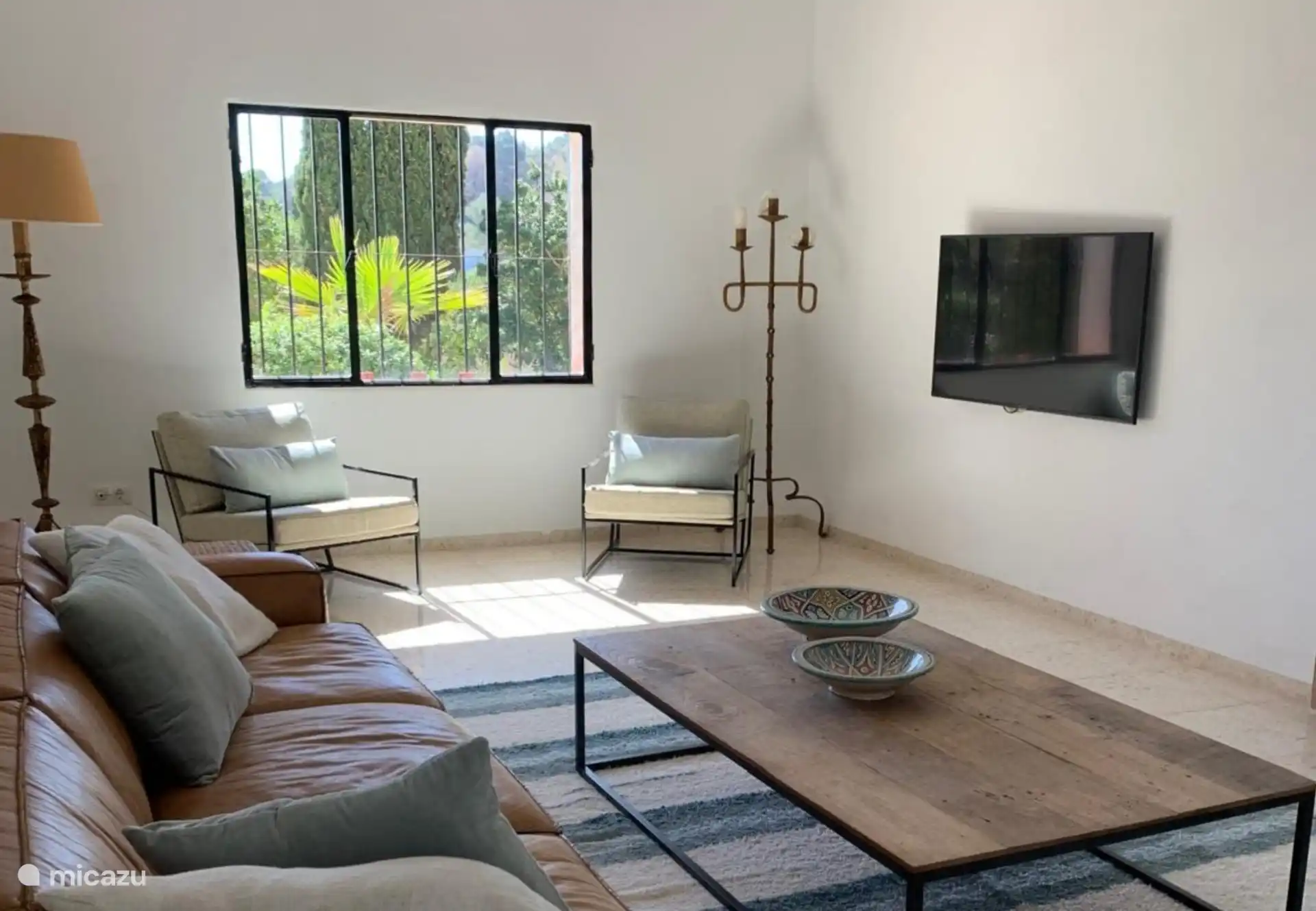 Con zona de estar cómoda, televisión y chimenea.