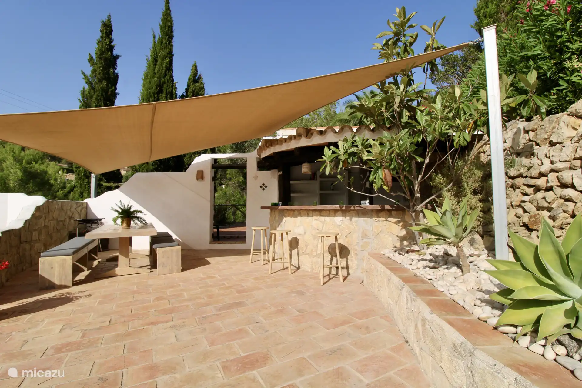 Con el bar atmosférico de la piscina a su alcance, este es el lugar donde todos pasamos el día juntos.
