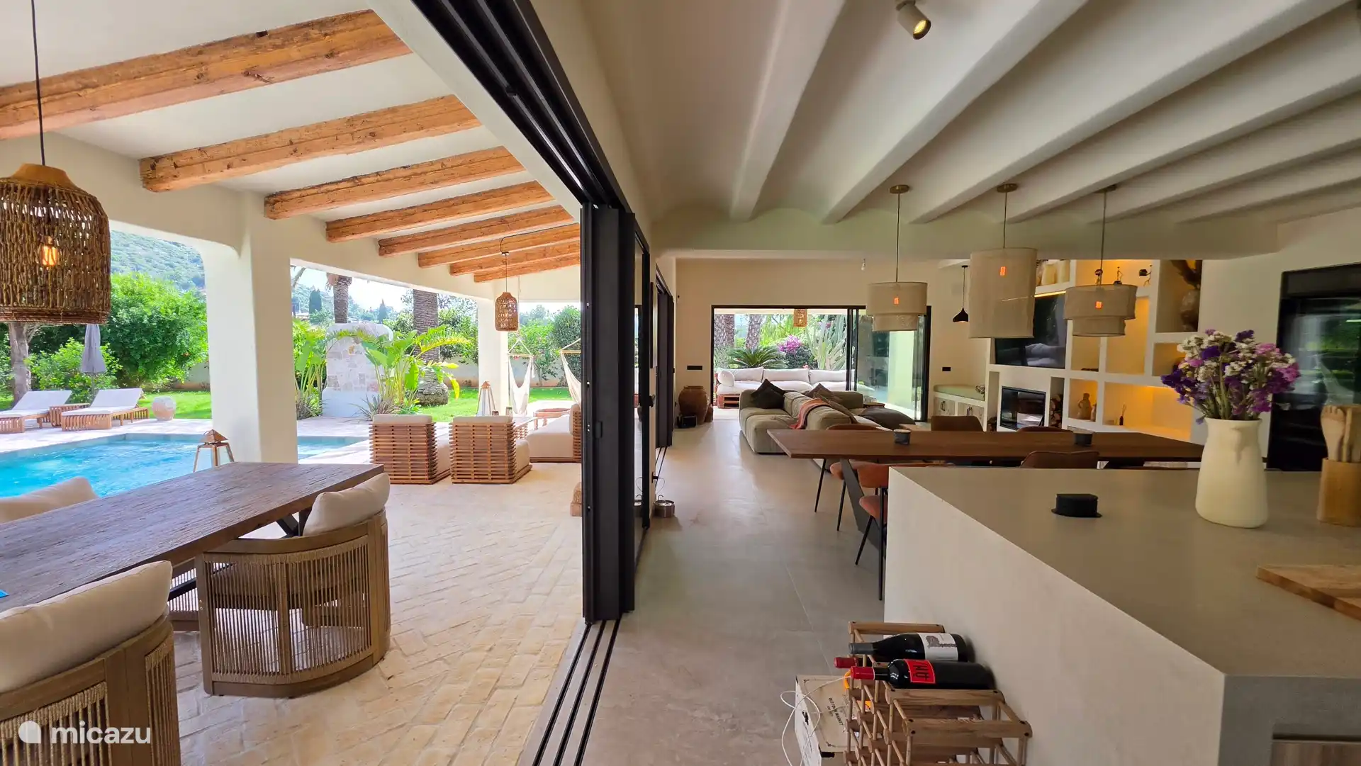 Wohnzimmer und überdachte Terrasse