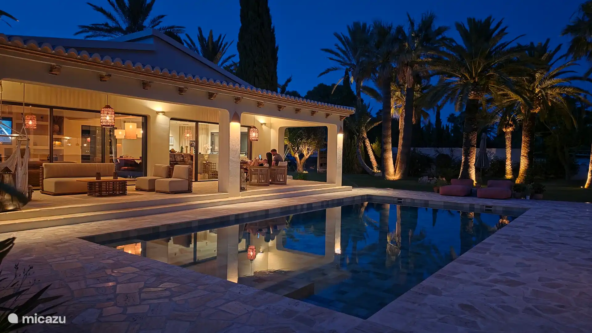 Villa mit abendlicher Beleuchtung