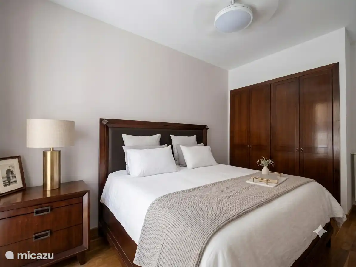 Ruime kamer met een Super King bed van 2m bij 2m.