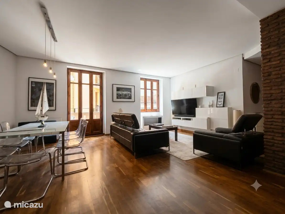 Grote woon- en eetkamer van 60m²