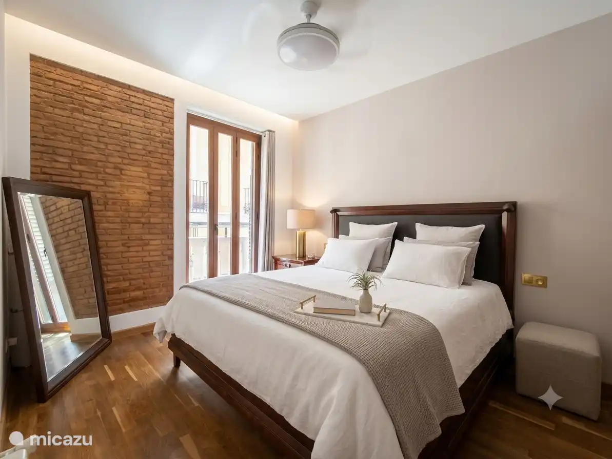 Ruime slaapkamer met een kingsize bed van 2 bij 2 meter.