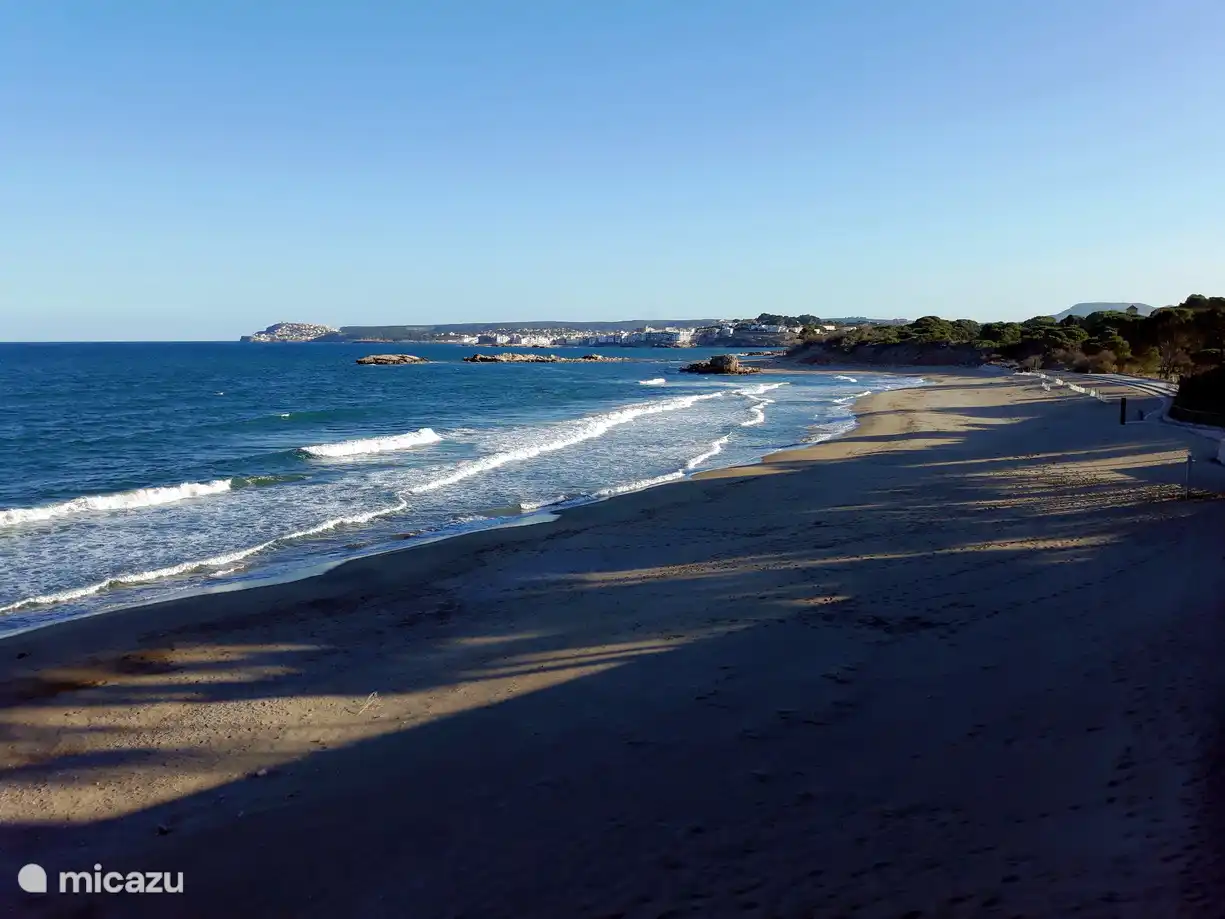 Strand net buiten L 'Escala bij Empuries