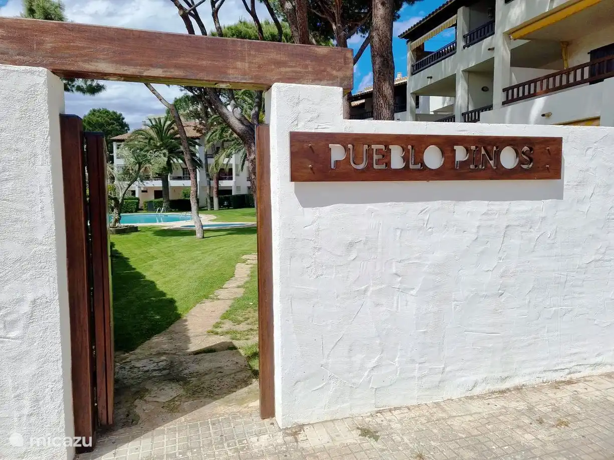 Ingang van het complex Pueblo Pinos