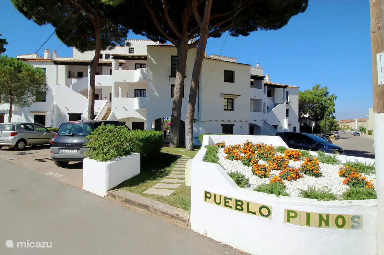 Ingang van het complex Pueblo Pinos