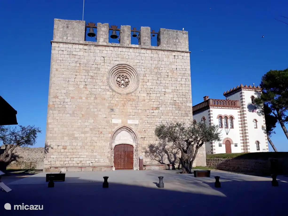 Església de Sant Martí 
Sant Martí D'Empúries: 
is een aangrenzend oud Spaans dorpje aan zee met restaurants en direct aan een van de vele stranden van  L'Escala aan de Costa Brava in Spanje.