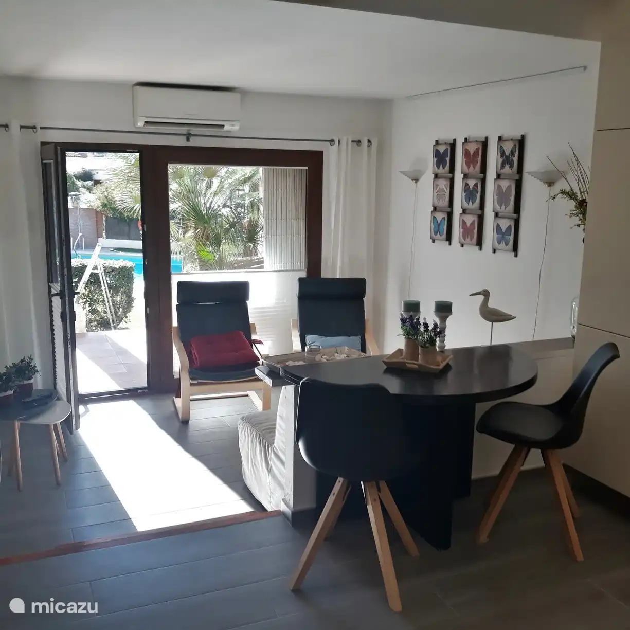 Overzicht keuken richting kamer