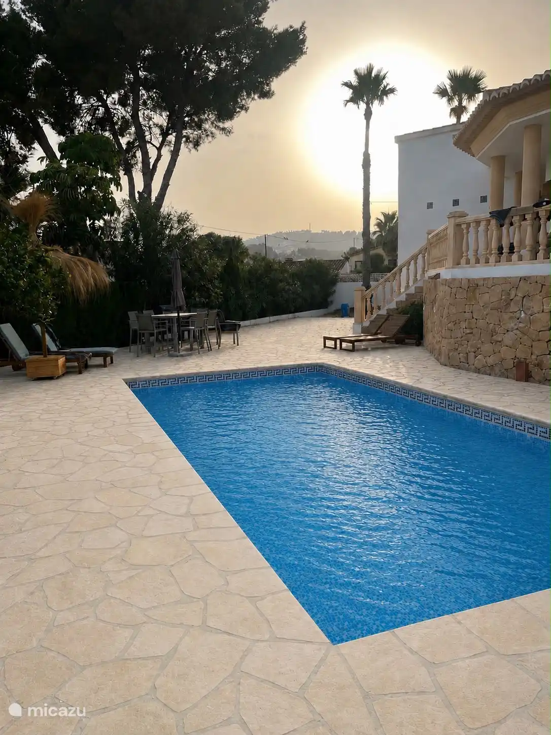 Aperçu de la terrasse rénovée autour de la piscine. 