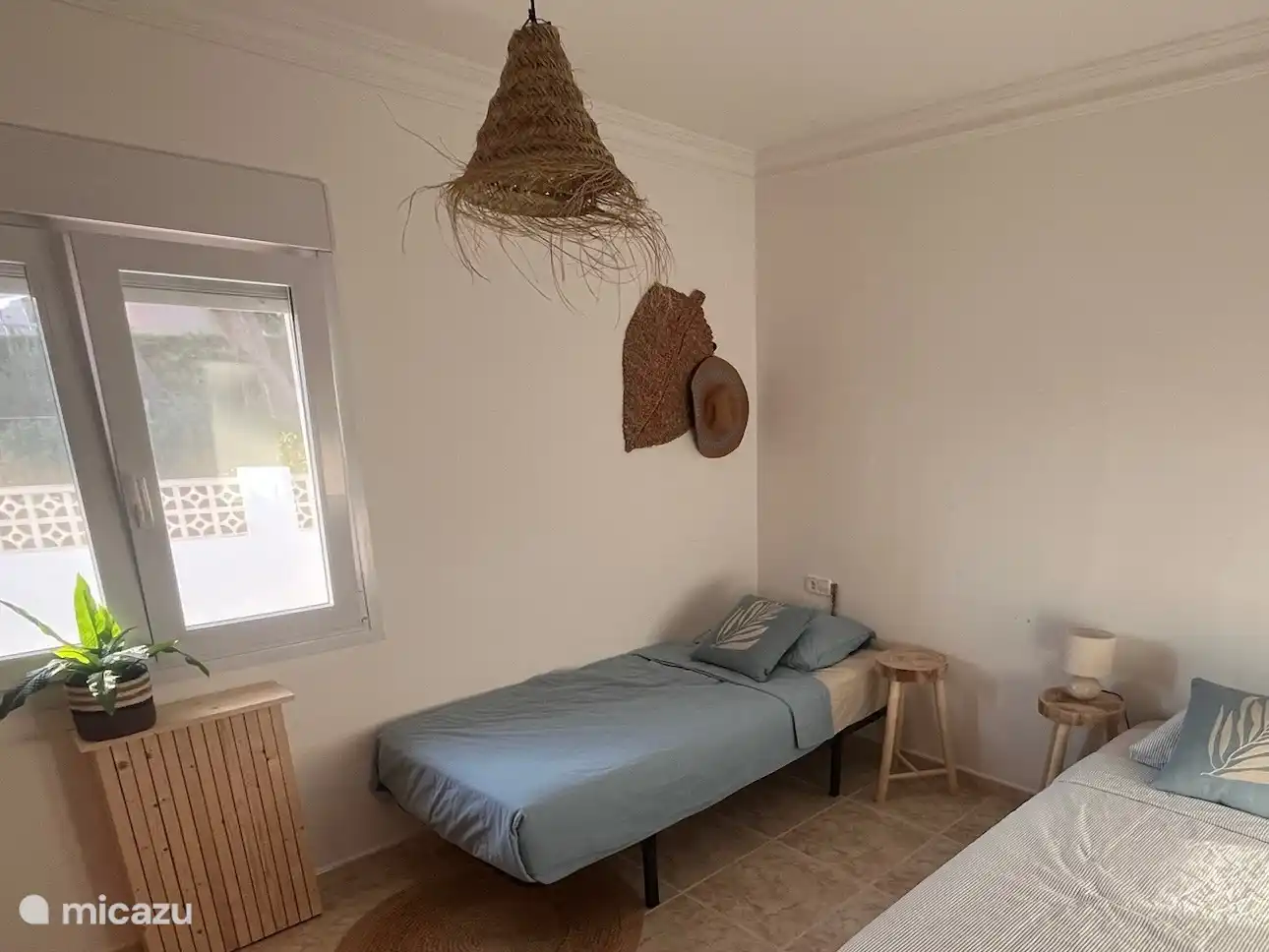 La chambre du milieu avec 2 lits simples et une armoire intégrée.