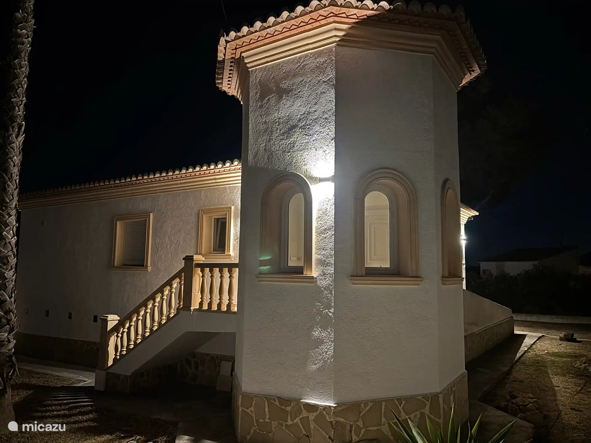 Devant la maison avec l’entrée de la porte d’entrée.