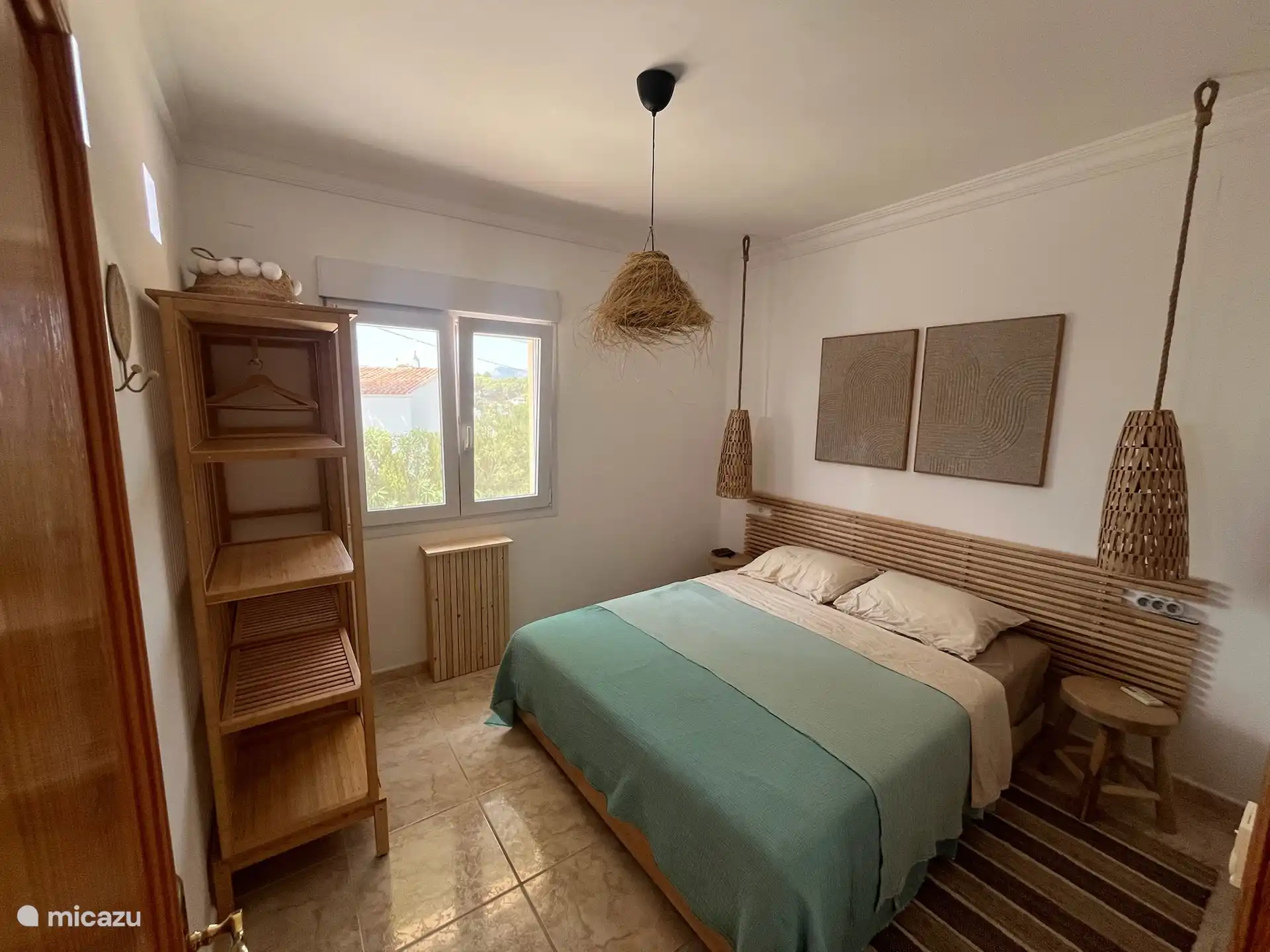 Chambre 3 avec salle de bain attenante à l’arrière de la maison.