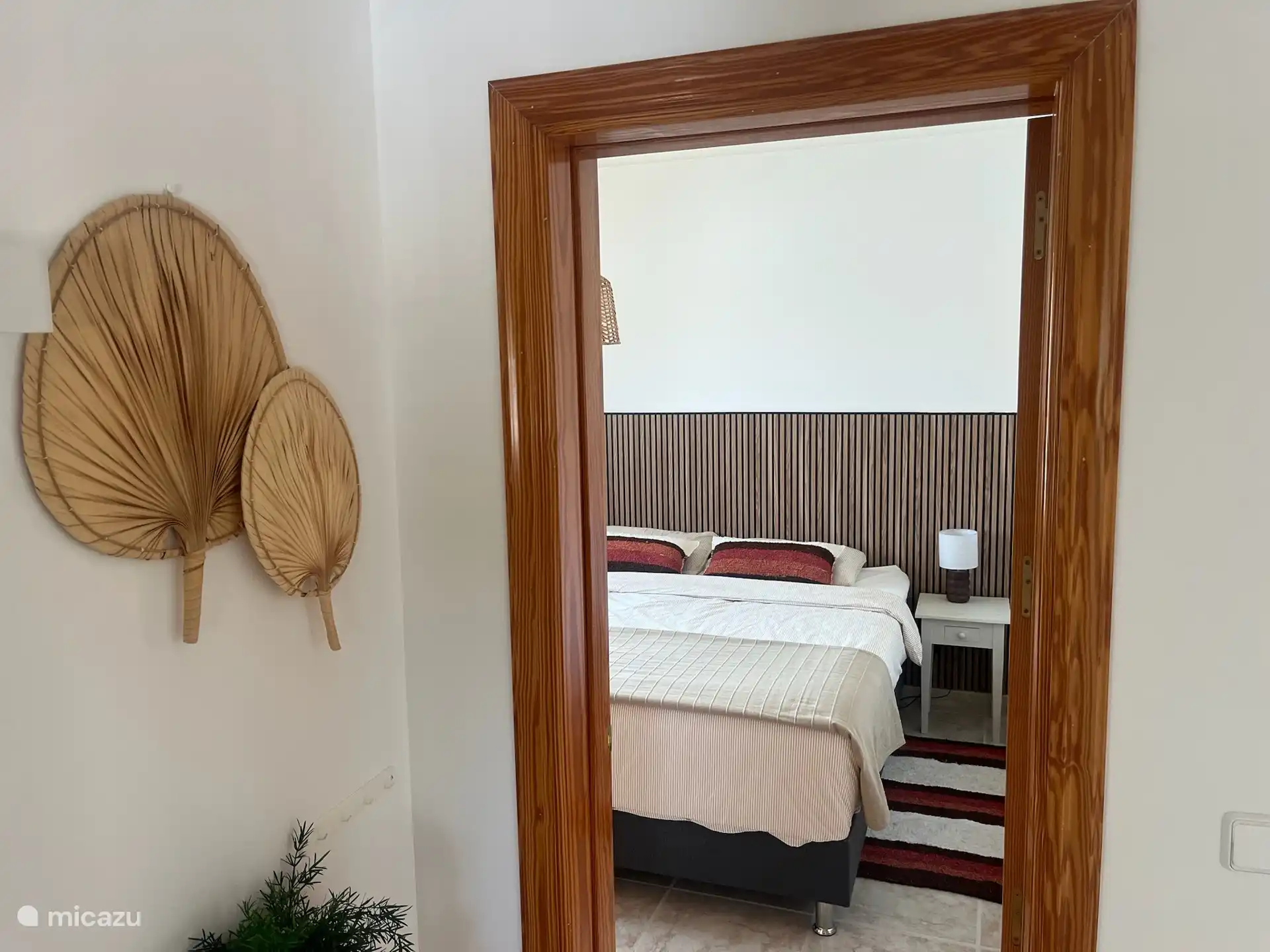 La chambre 1 est située à côté du salon.