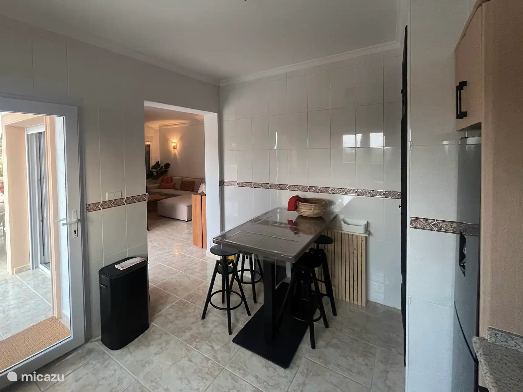 Dans la cuisine, une table de bar avec des tabourets.