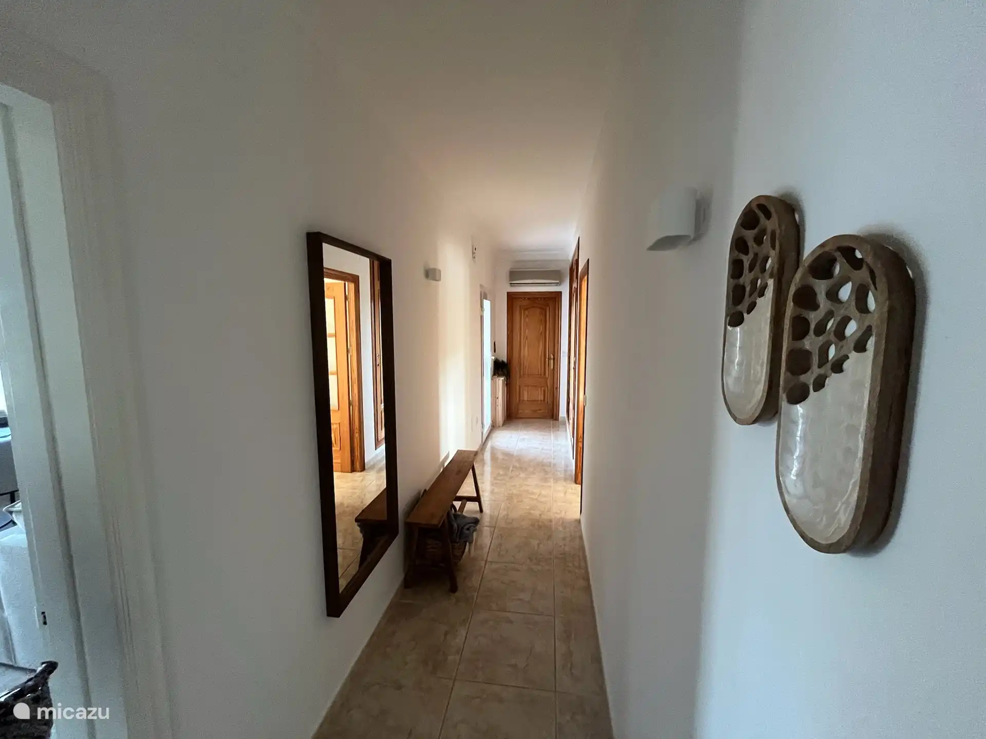 Un couloir spacieux entre le salon et les chambres.