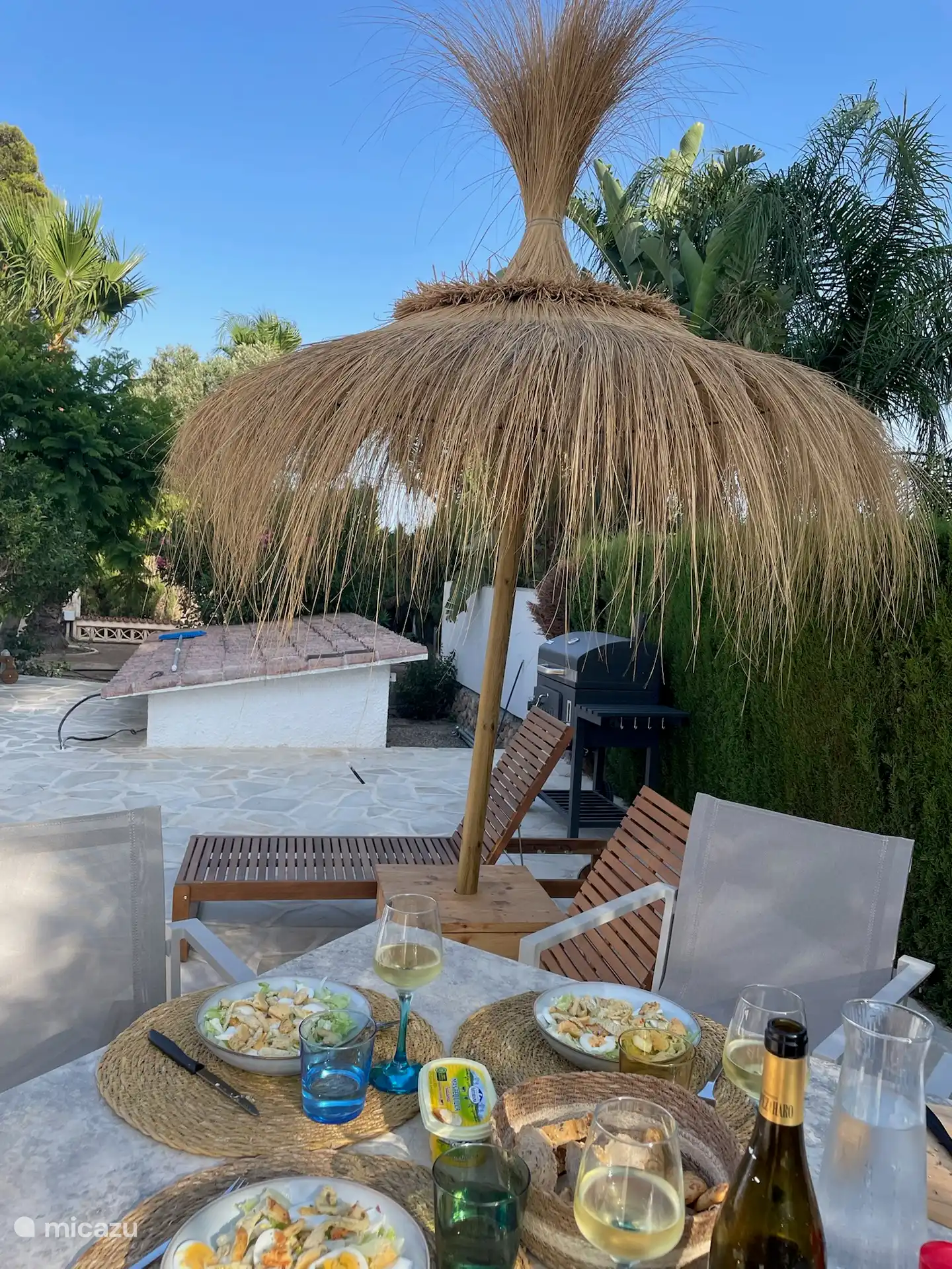 Un endroit parfait à la table du bar pour une salade ou un bon verre !