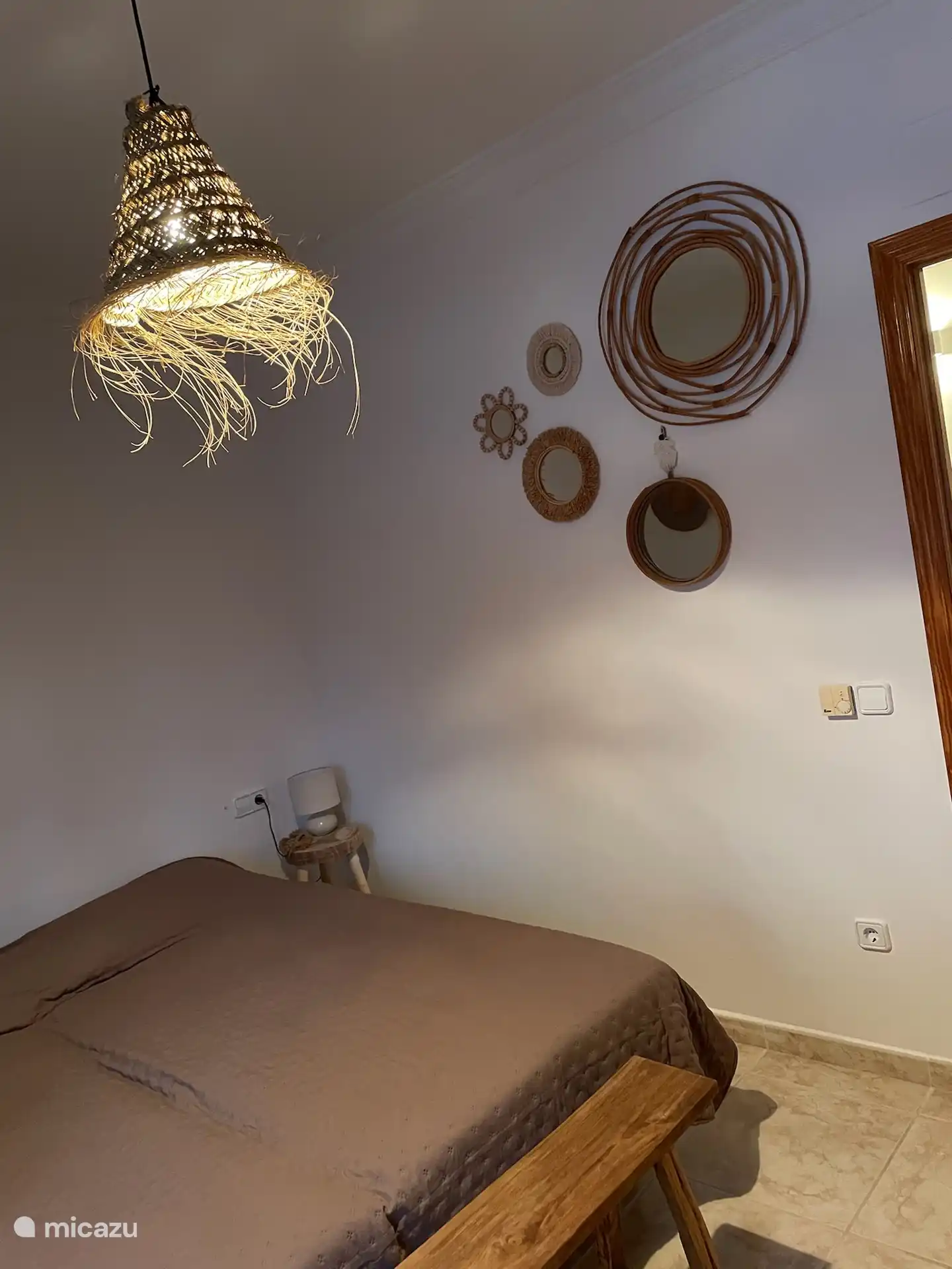 Chambre 2 (du milieu) avec les deux lits simples côte à côte.