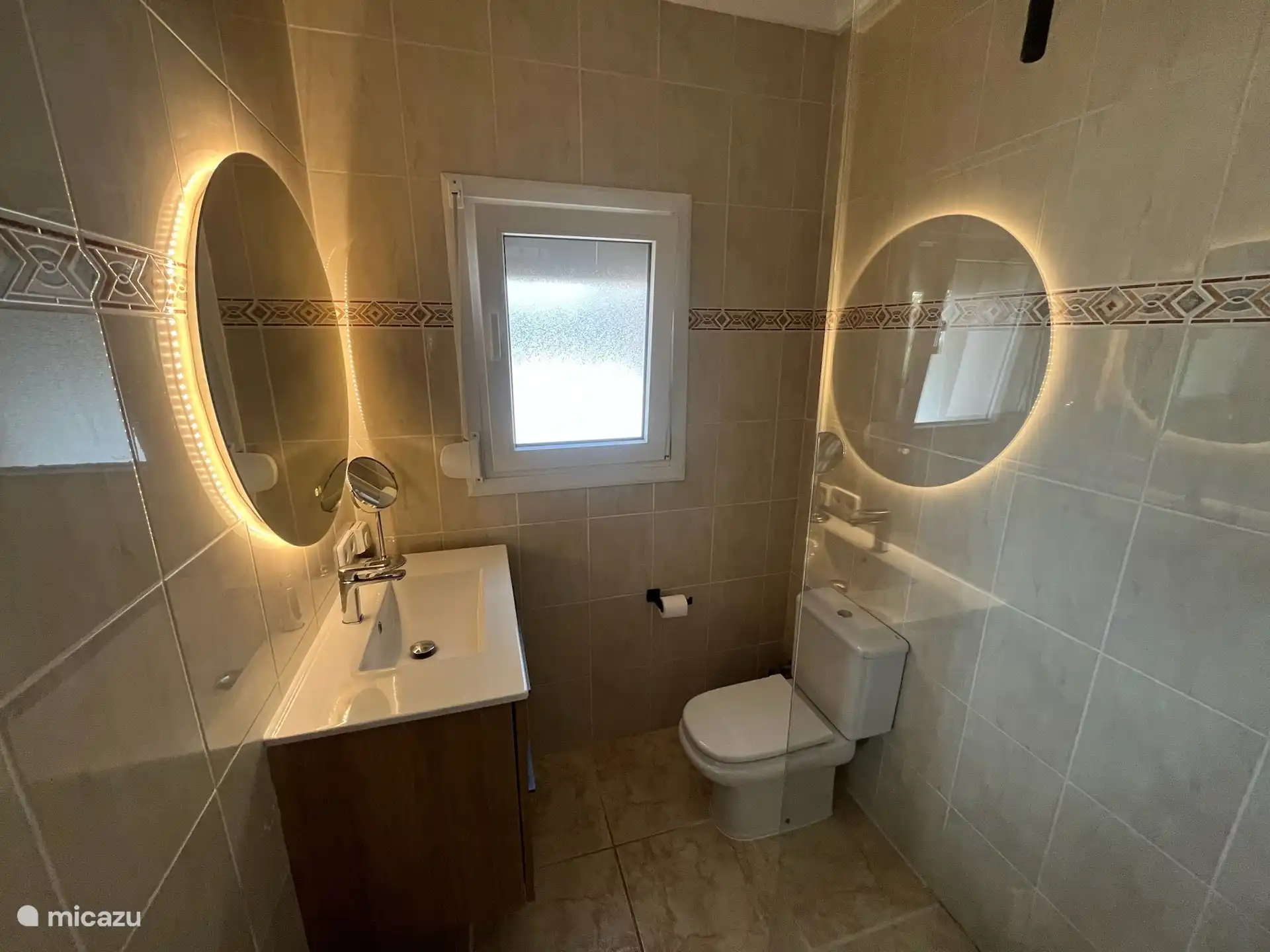 Salle de bain attenante avec douche renouvelée, mobilier de salle de bain et toilettes renouvelés.