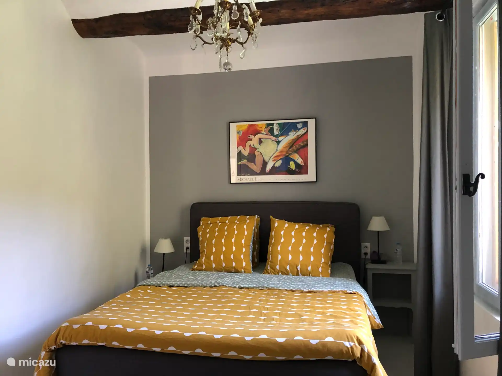 Chambre avec lit de 1,60 par 2,00 mètres, 2 tables de chevet, lavabo et garde-robe profonde. Fenêtre battante avec moustiquaire.