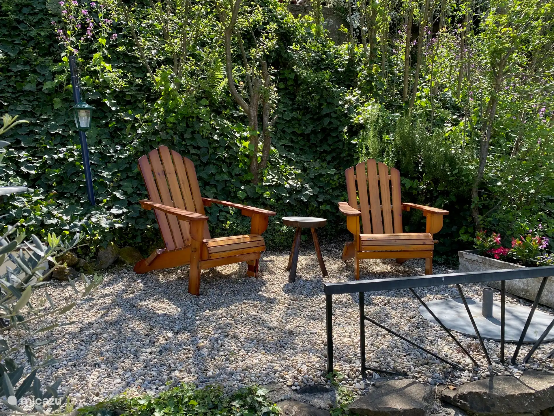 La terrasse du gîte dispose de différents types de fauteuils confortables.