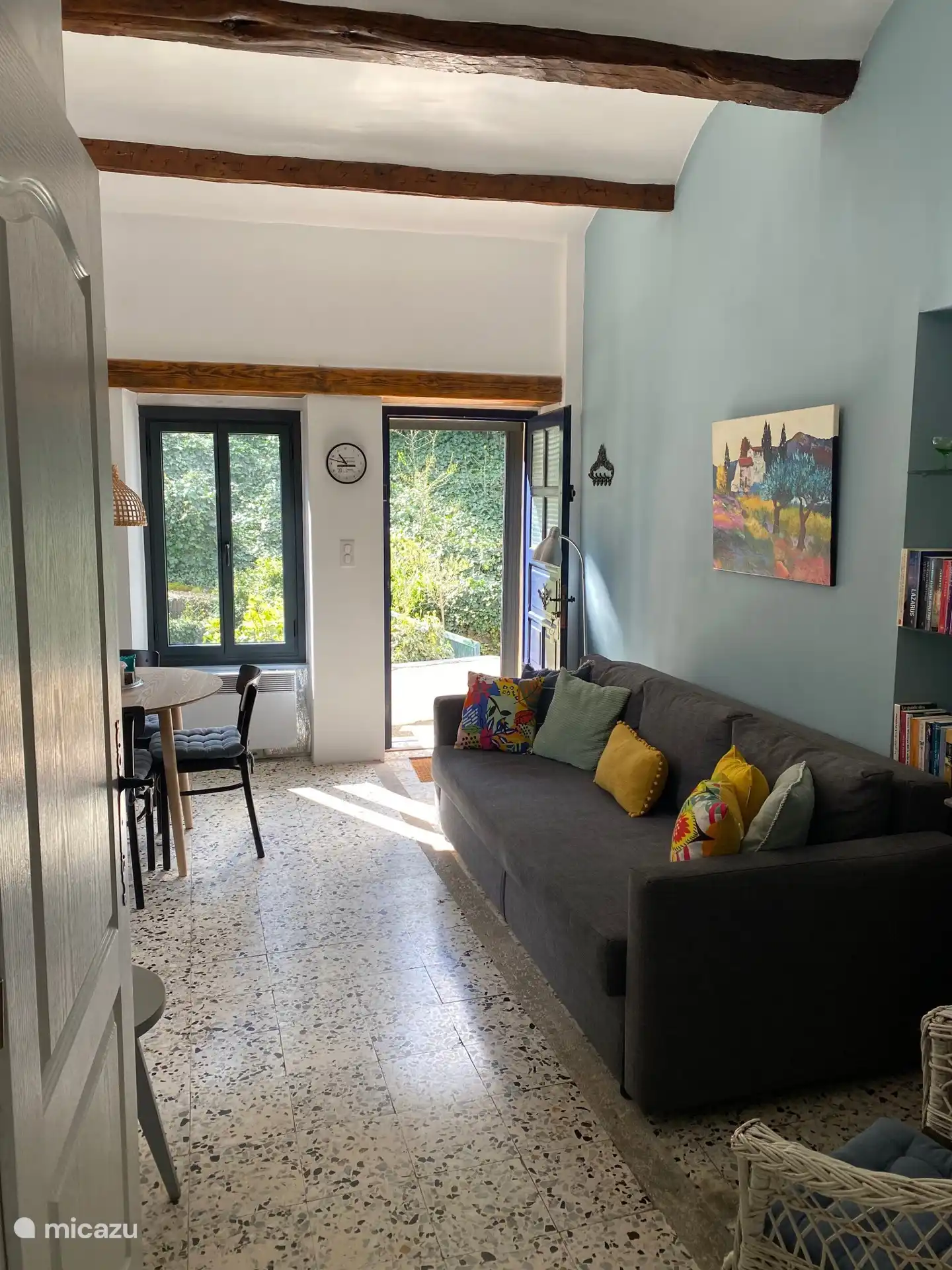 Vue du salon prise depuis la zone télévisée.