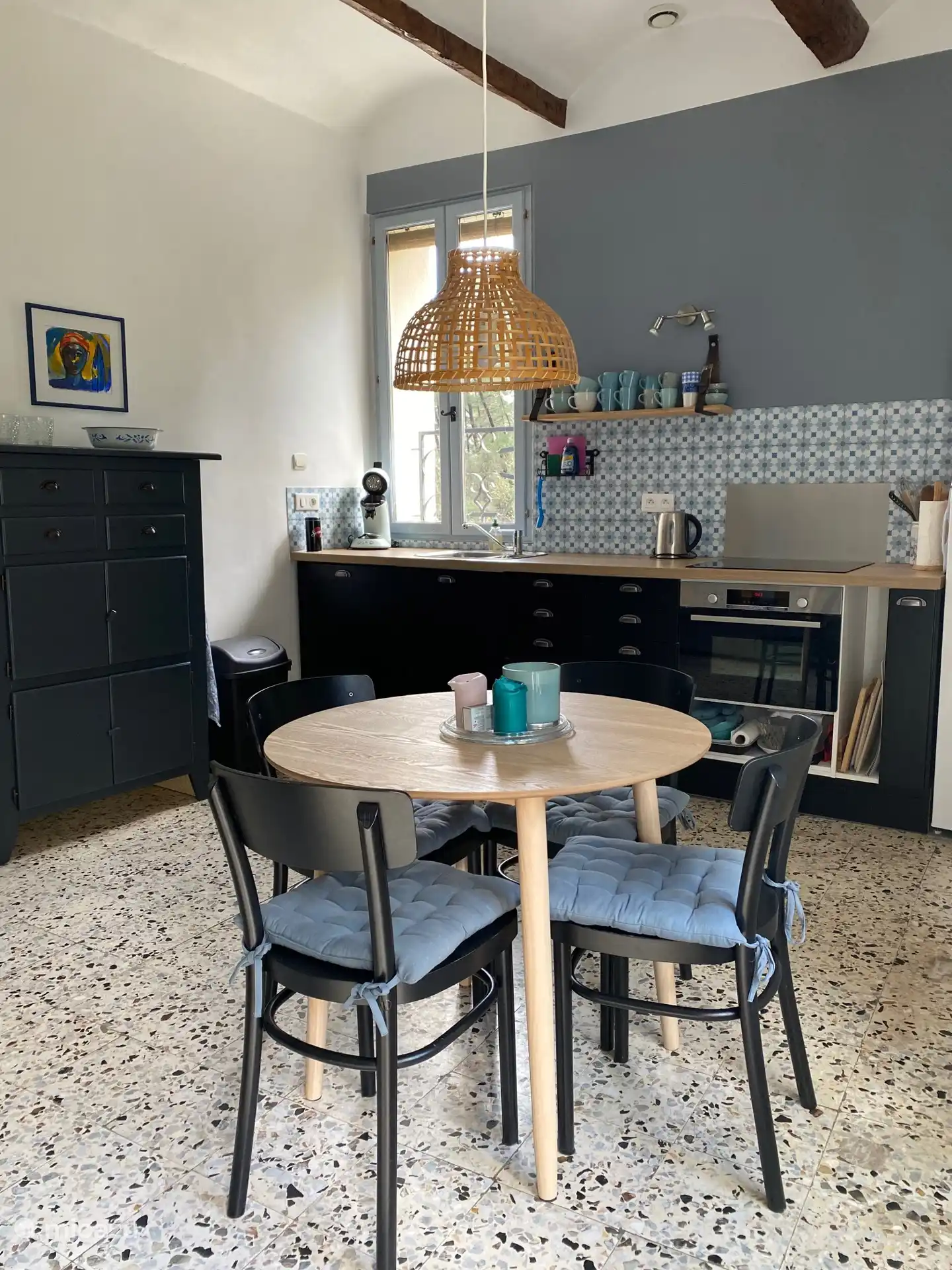La cuisine avec table à manger