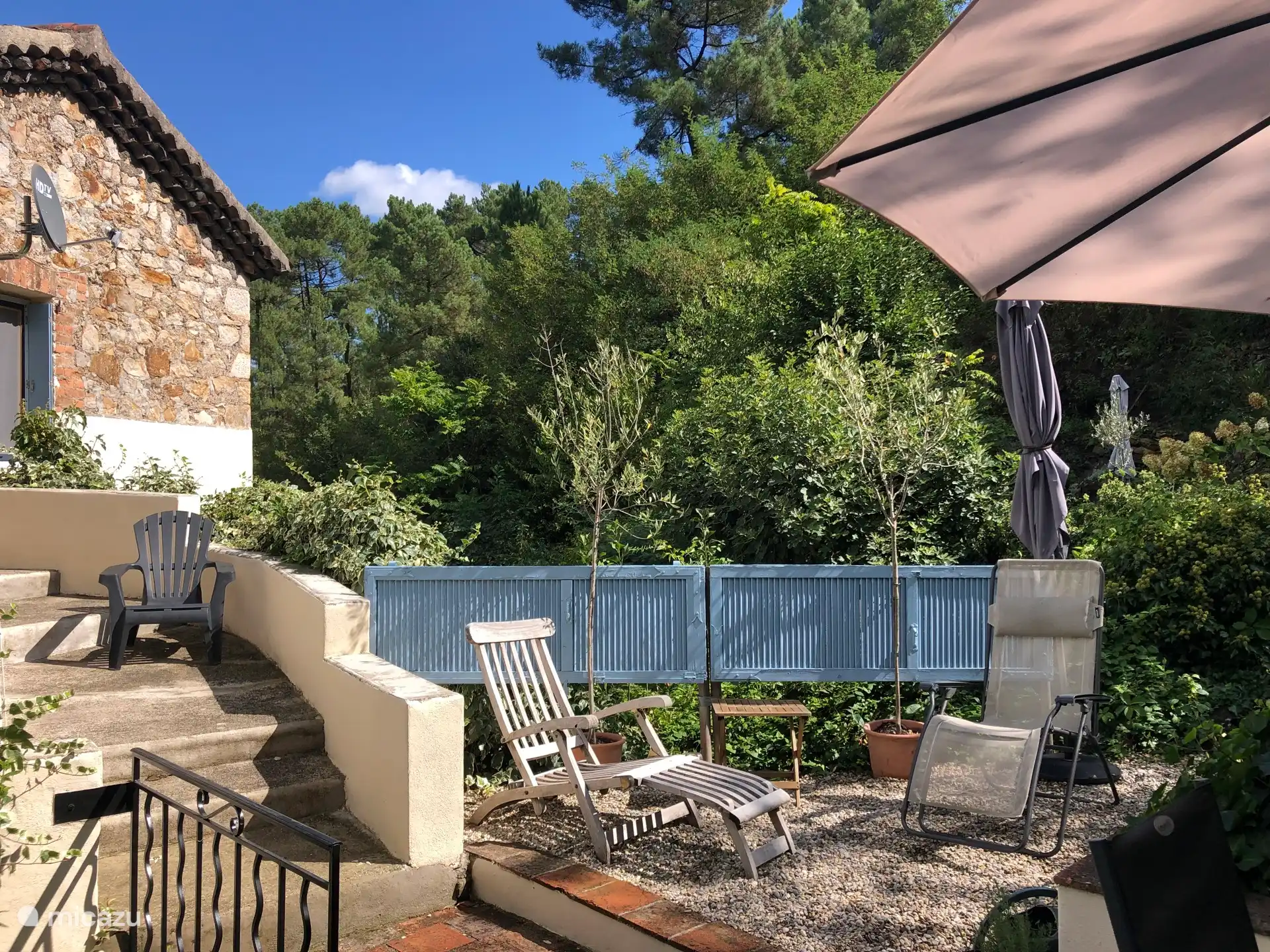 Une autre partie de la terrasse à l’étage, au gite.
Il existe différents types de transats et de fauteuils assis partout.