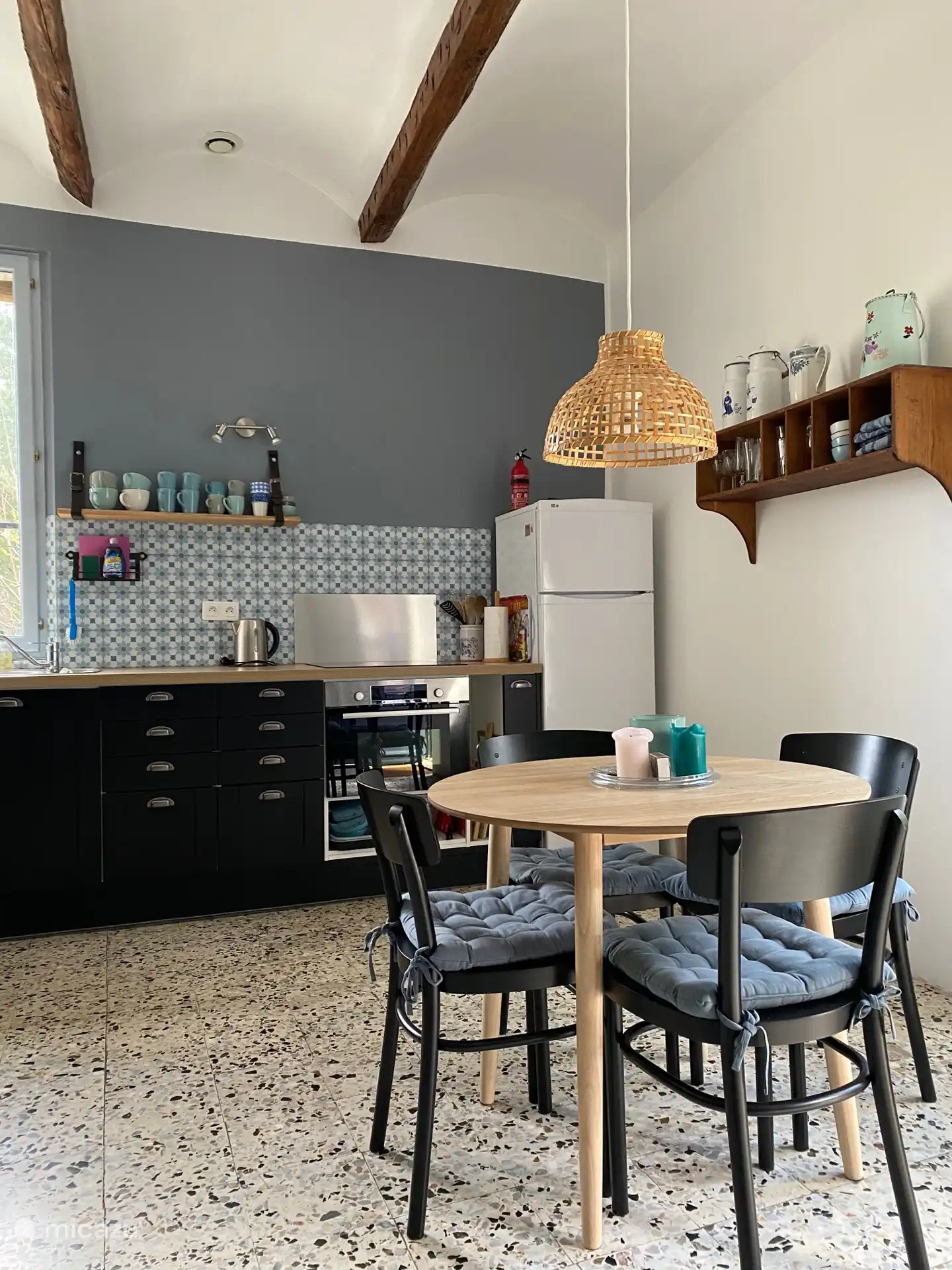 Cuisine avec lave-vaisselle, micro-ondes / four combiné et réfrigérateur