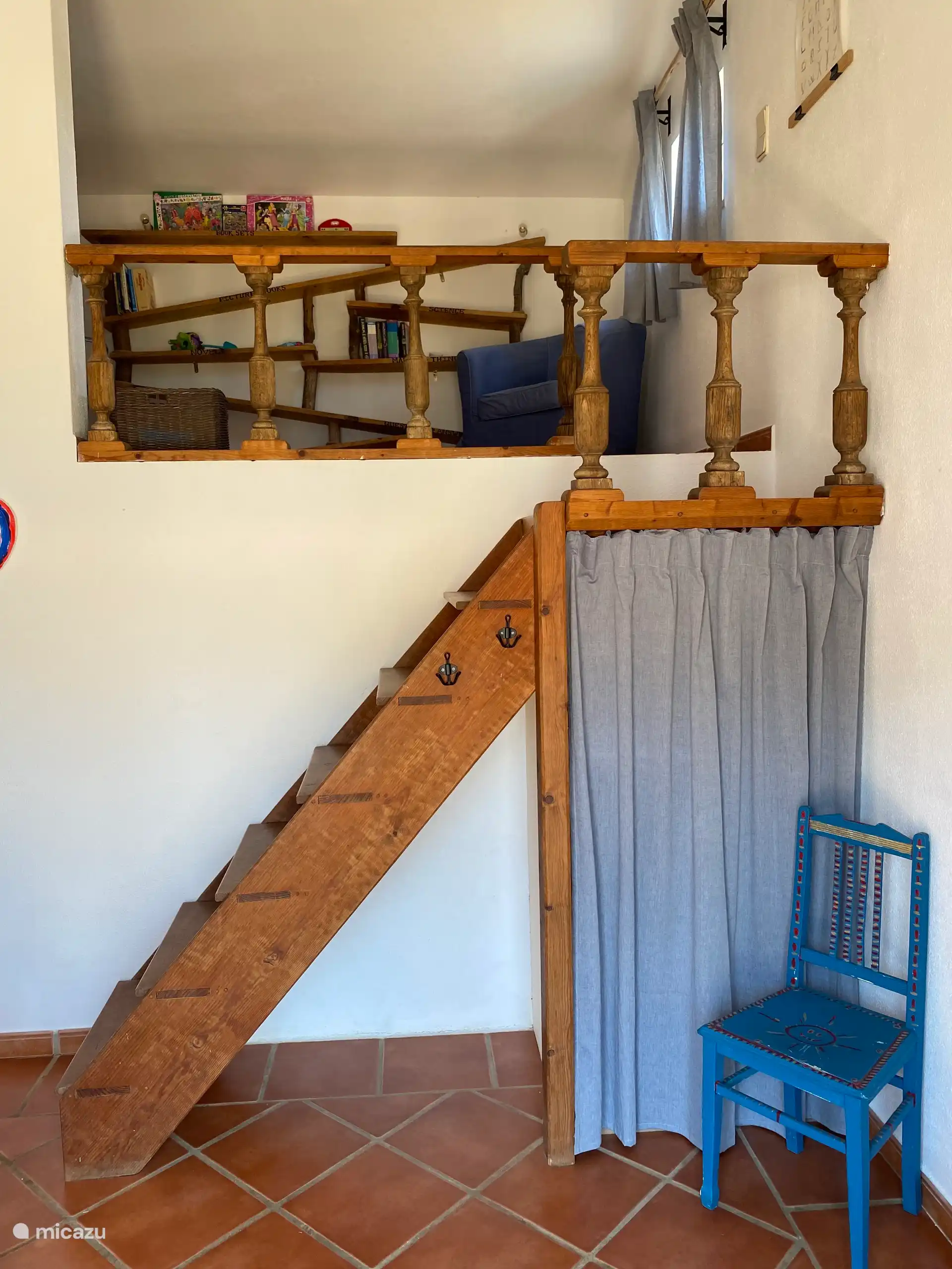 Kledingkast en trap naar slaapkamer 3