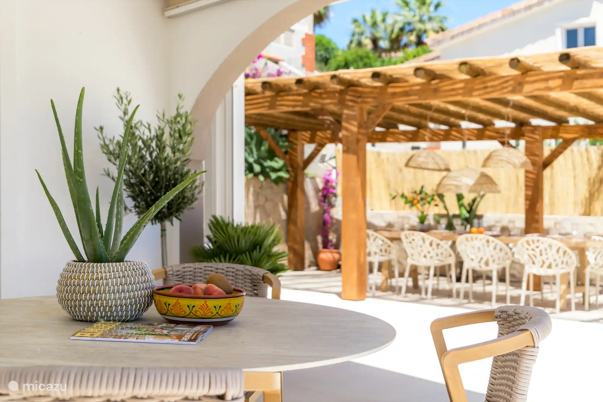 Zicht op de pergola vanuit overkapping aan villa