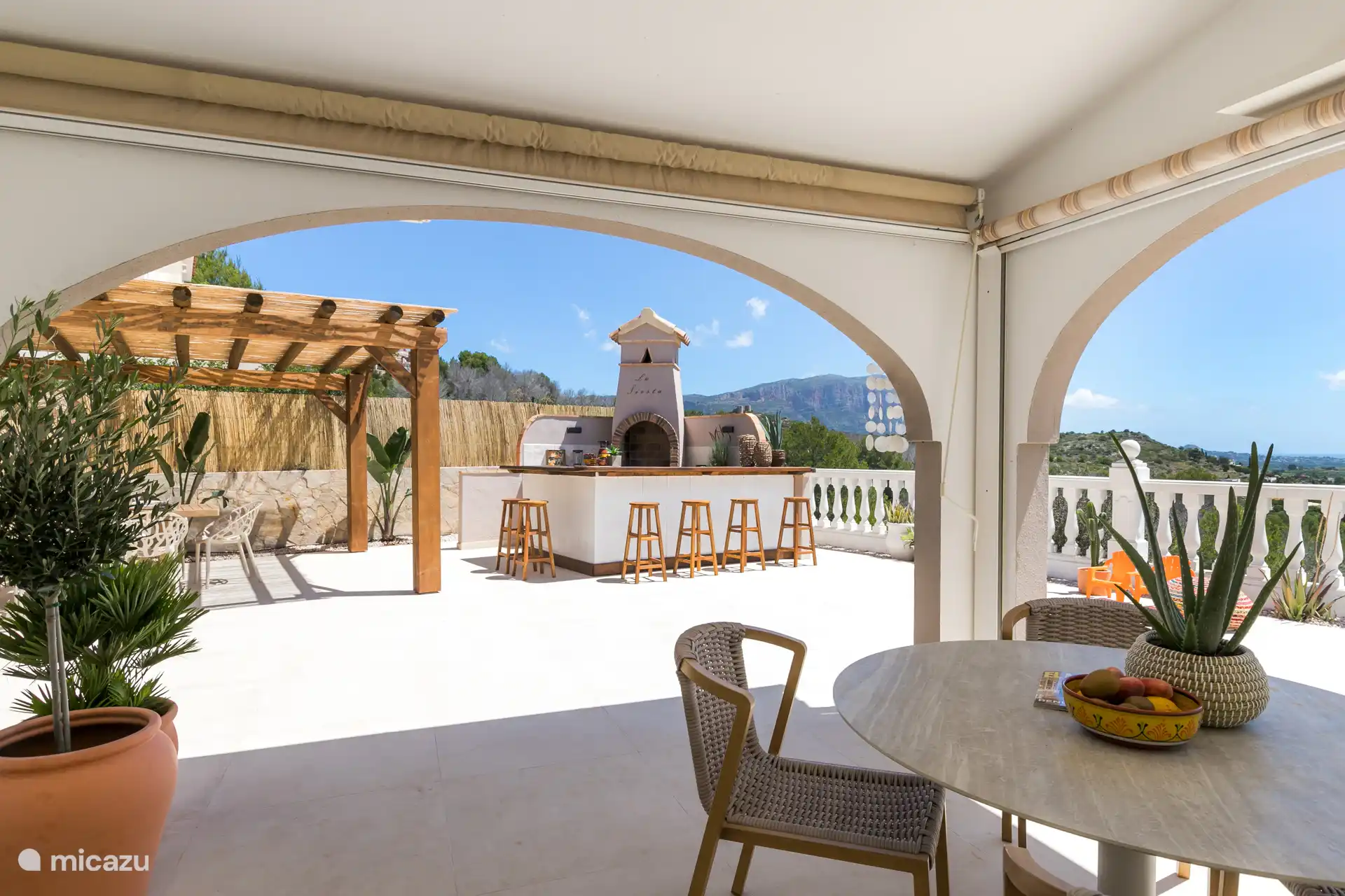 Uitzicht vanuit de overkapping aan de villa