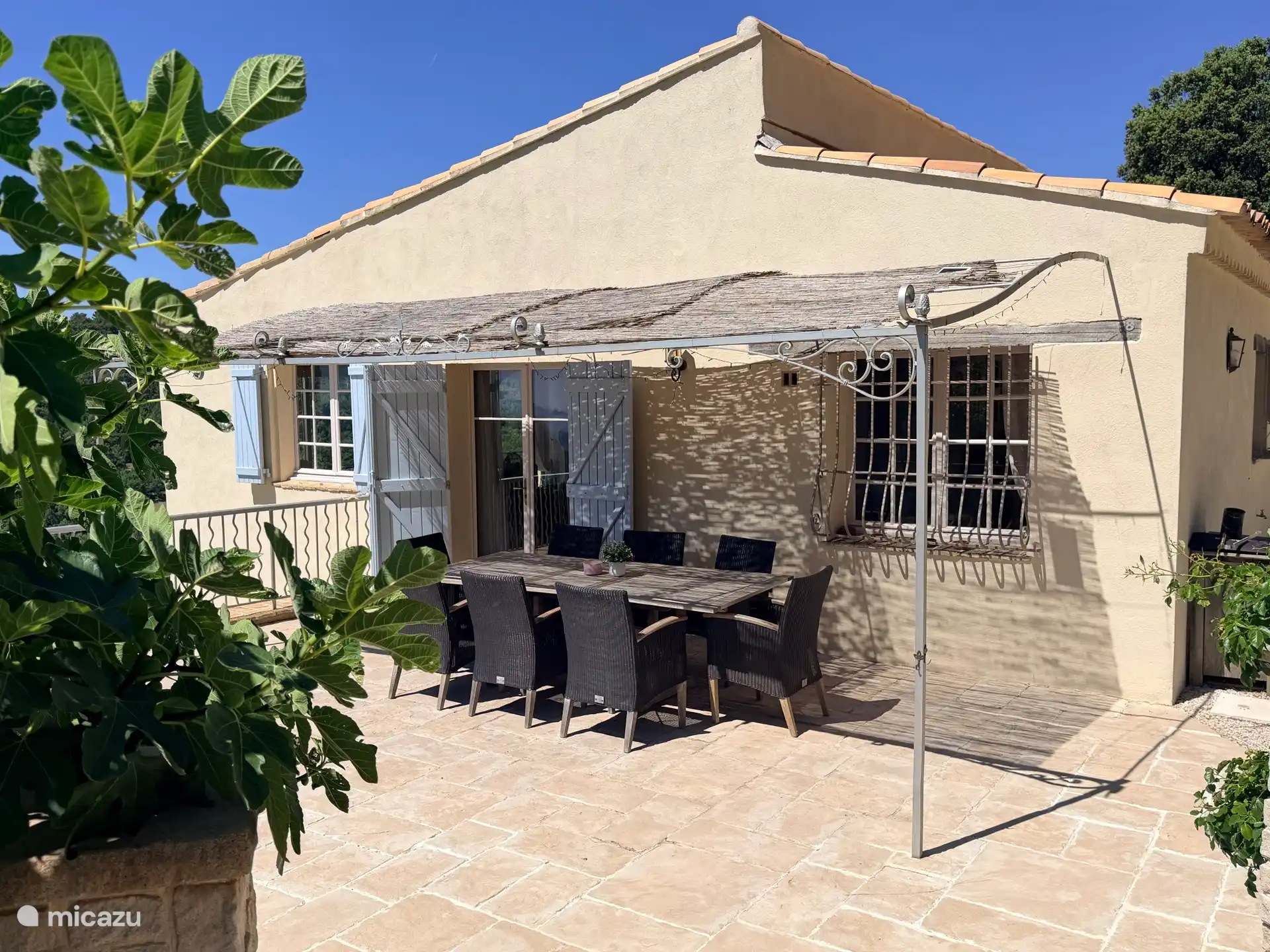Terrasse neben der Küche 